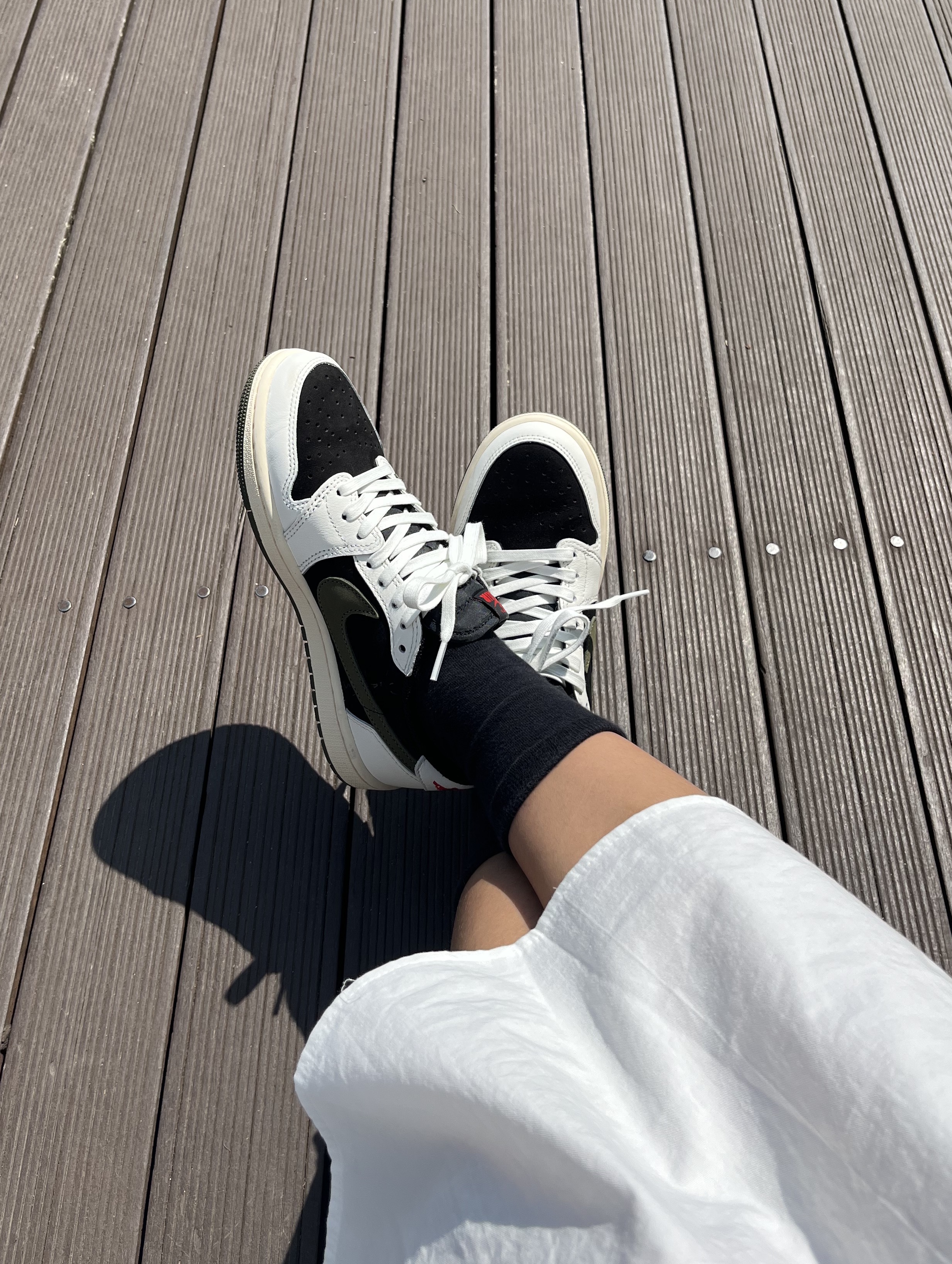 (W) Jordan 1 x Travis Scott Retro Low OG SP Medium Olive, Chanel Small Gabrielle Backpack Aged Calfskin & Gold Silver Black 착용 스타일 - 1
