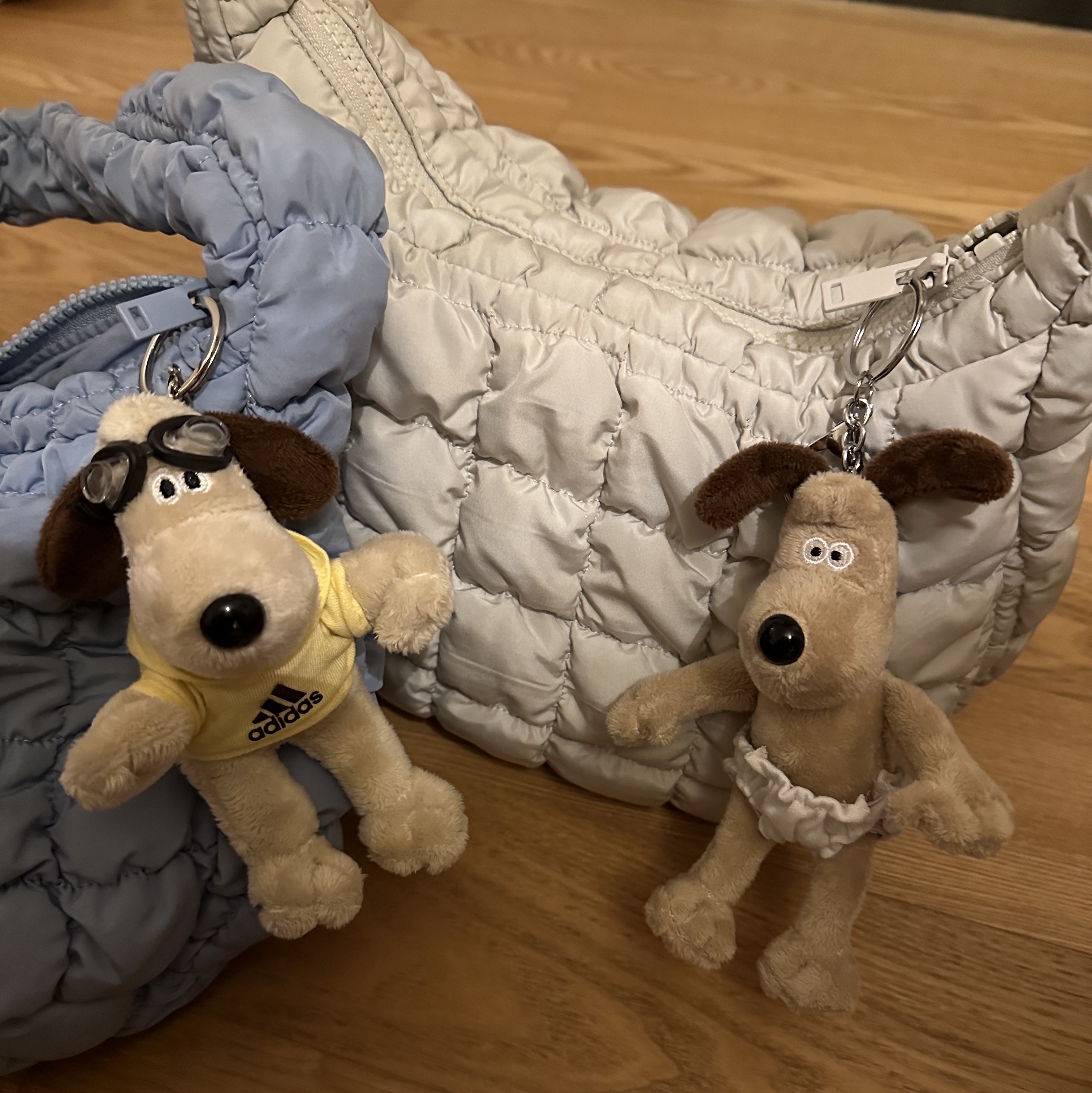 COS Quilted Mini Bag Light Grey, COS Quilted Mini Bag Light Blue 착용 스타일