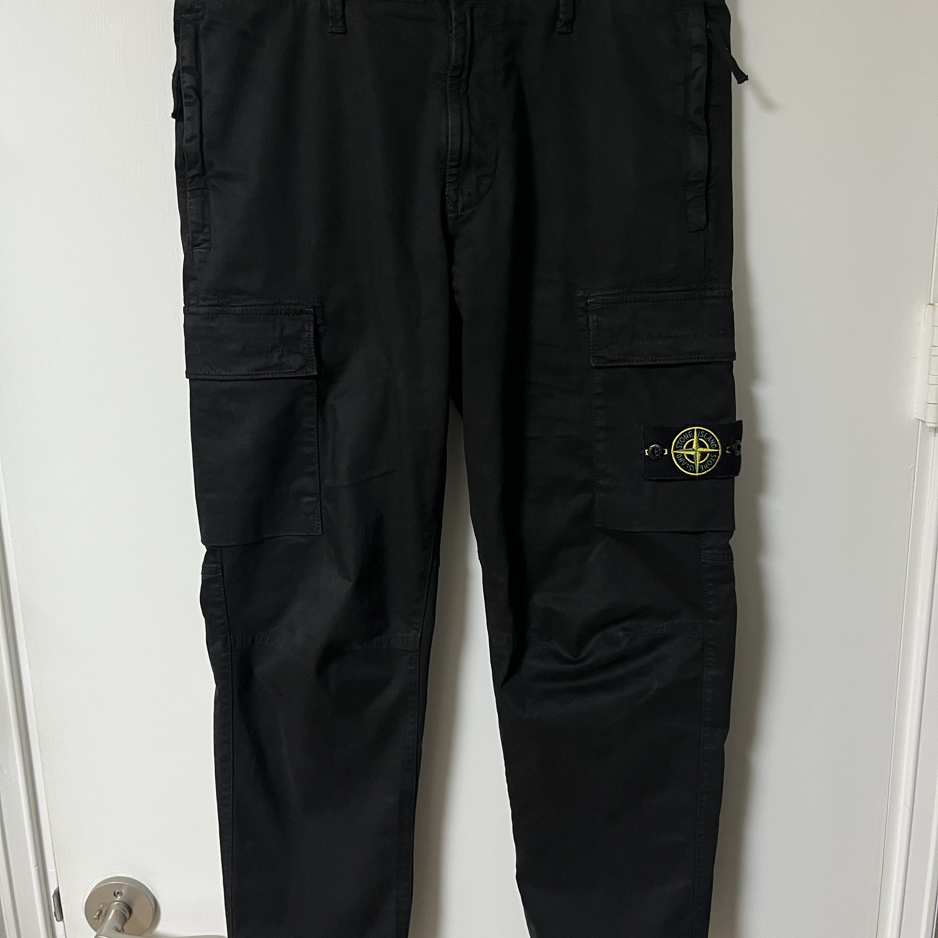 Stone Island 30404 Stretch Broken Twill Garment Dyed Old Treatment Cargo Pants Black - 22SS 착용 스타일