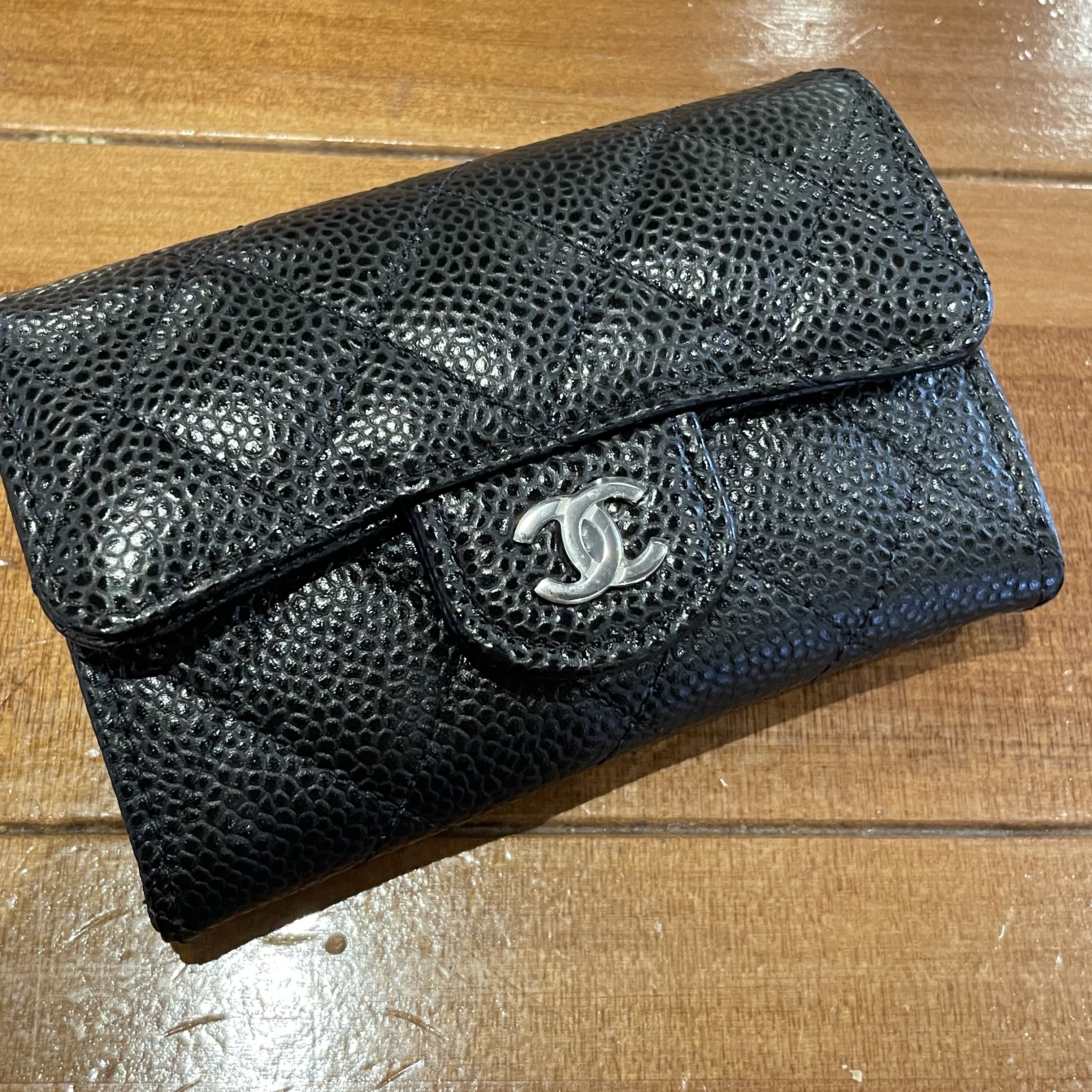 Chanel Classic Card Holder Grained Calfskin & Silver Black 착용 스타일