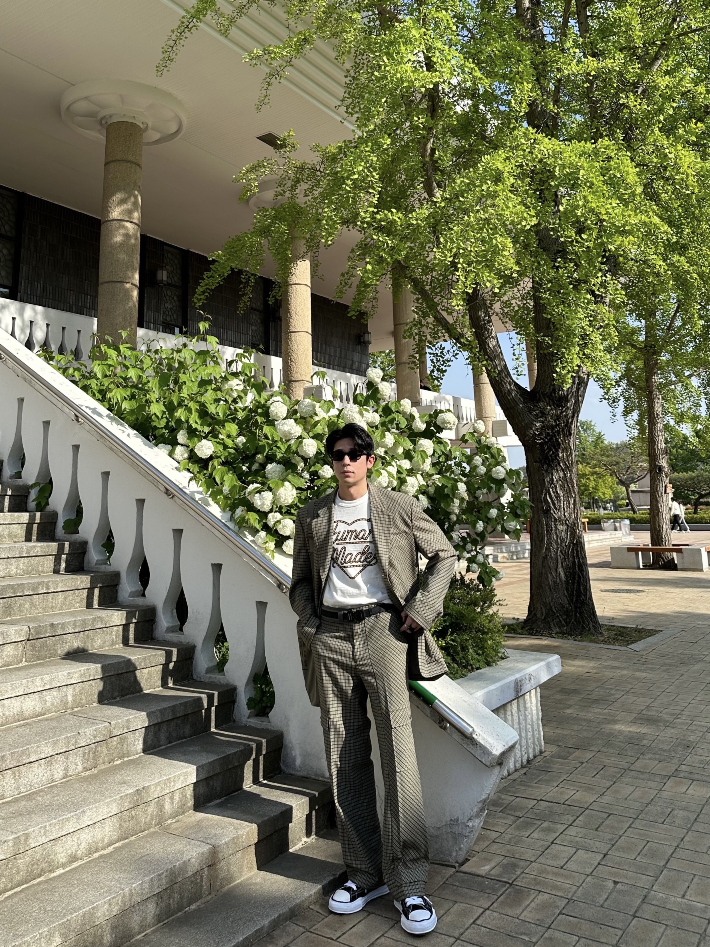 디올 x 사카이 미니 새들백 올리브, 메종 미하라 야스히로 피터슨 OG 솔 캔버스 로우 스니커즈 블랙 착용 스타일 - 2