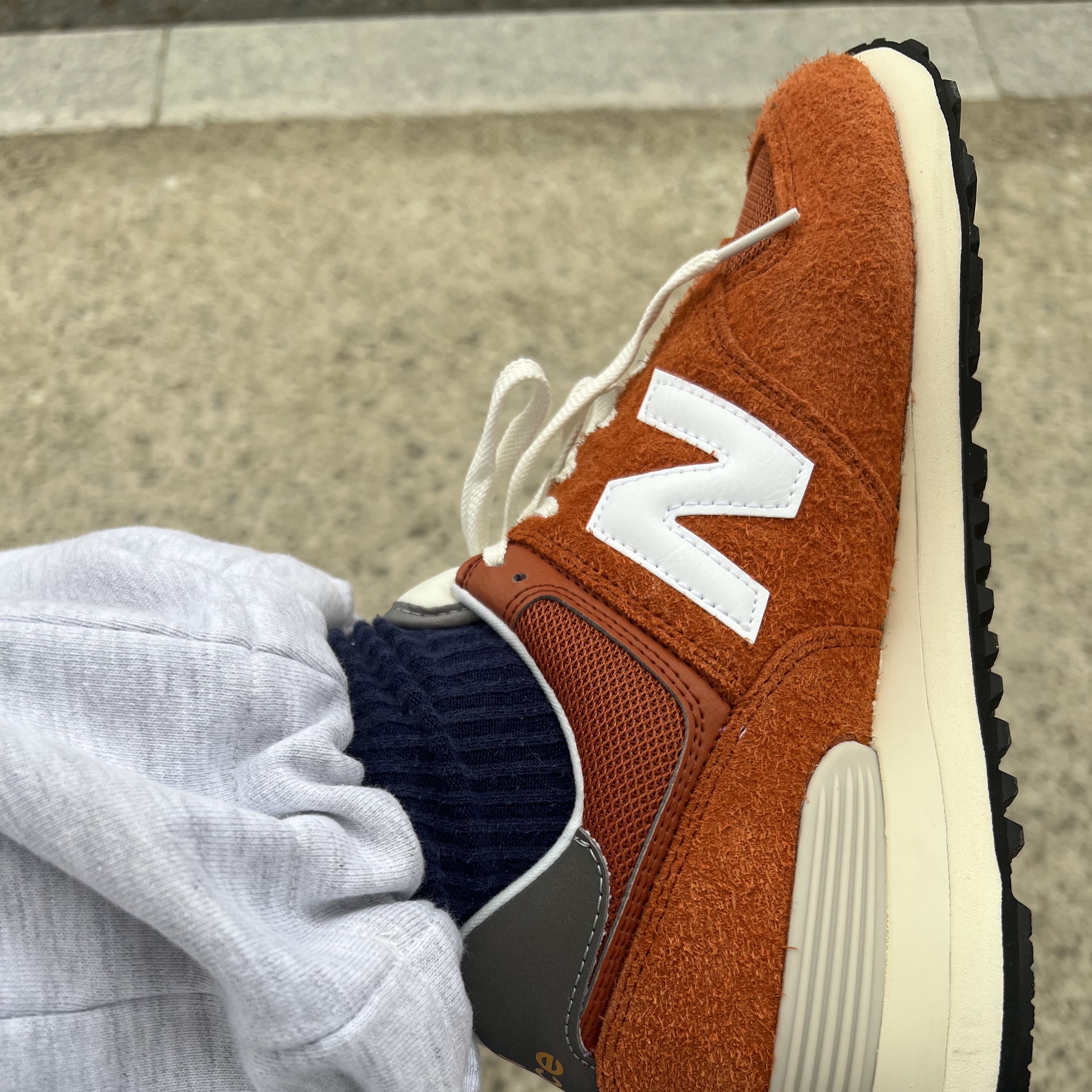 New Balance 574 Heritage Orange Burst White 착용 스타일 - 2