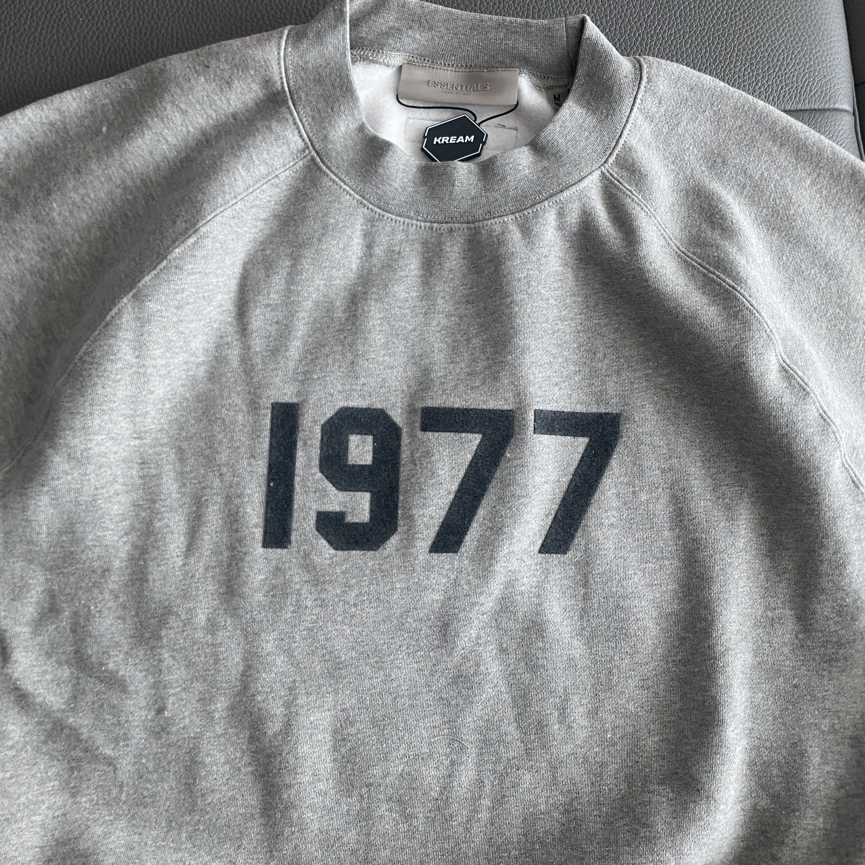 Essentials 1977 Crewneck Sweatshirt Dark Oatmeal - 22SS 착용 스타일 - 2