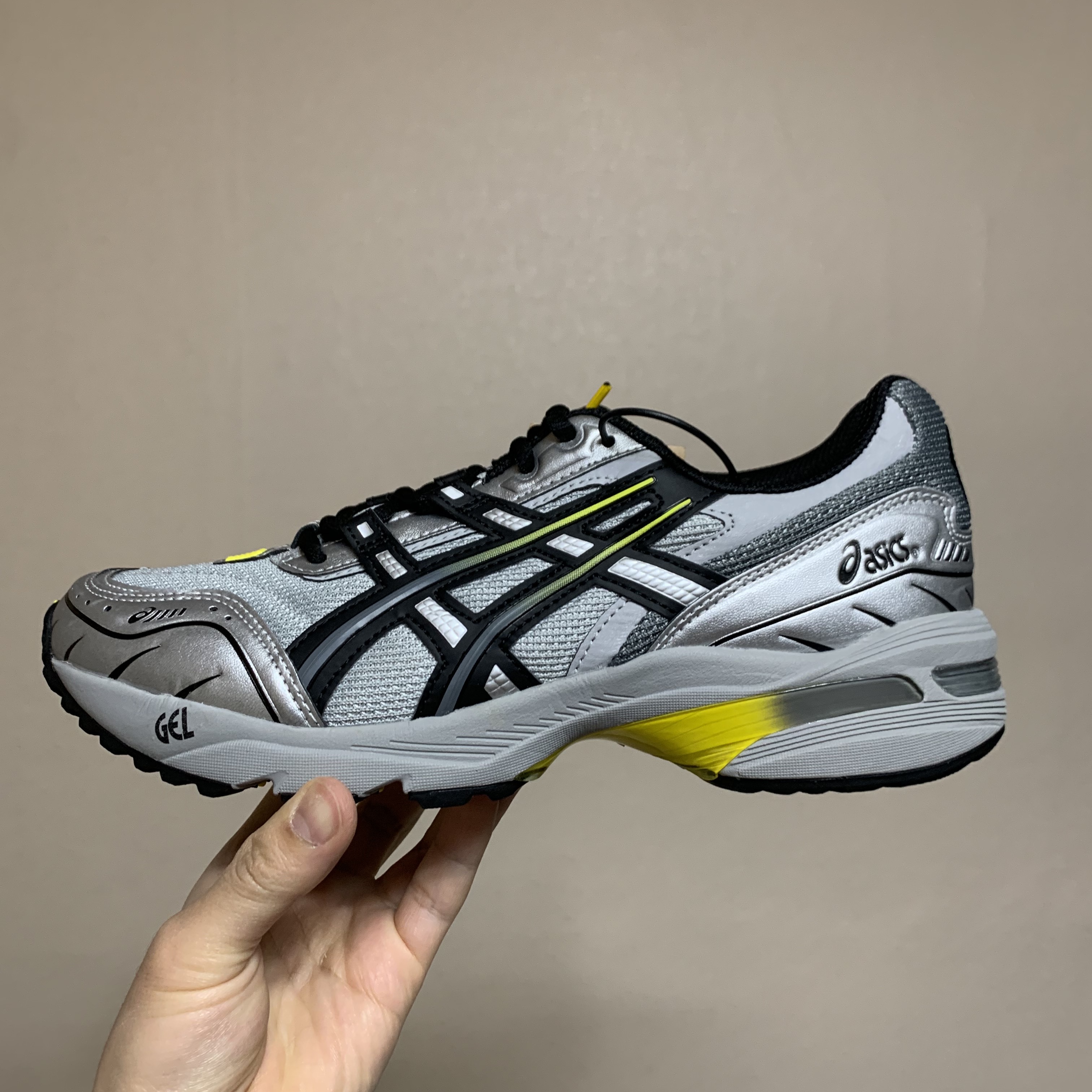 Asics Gel-1090 Mid Grey Black 착용 스타일 - 2
