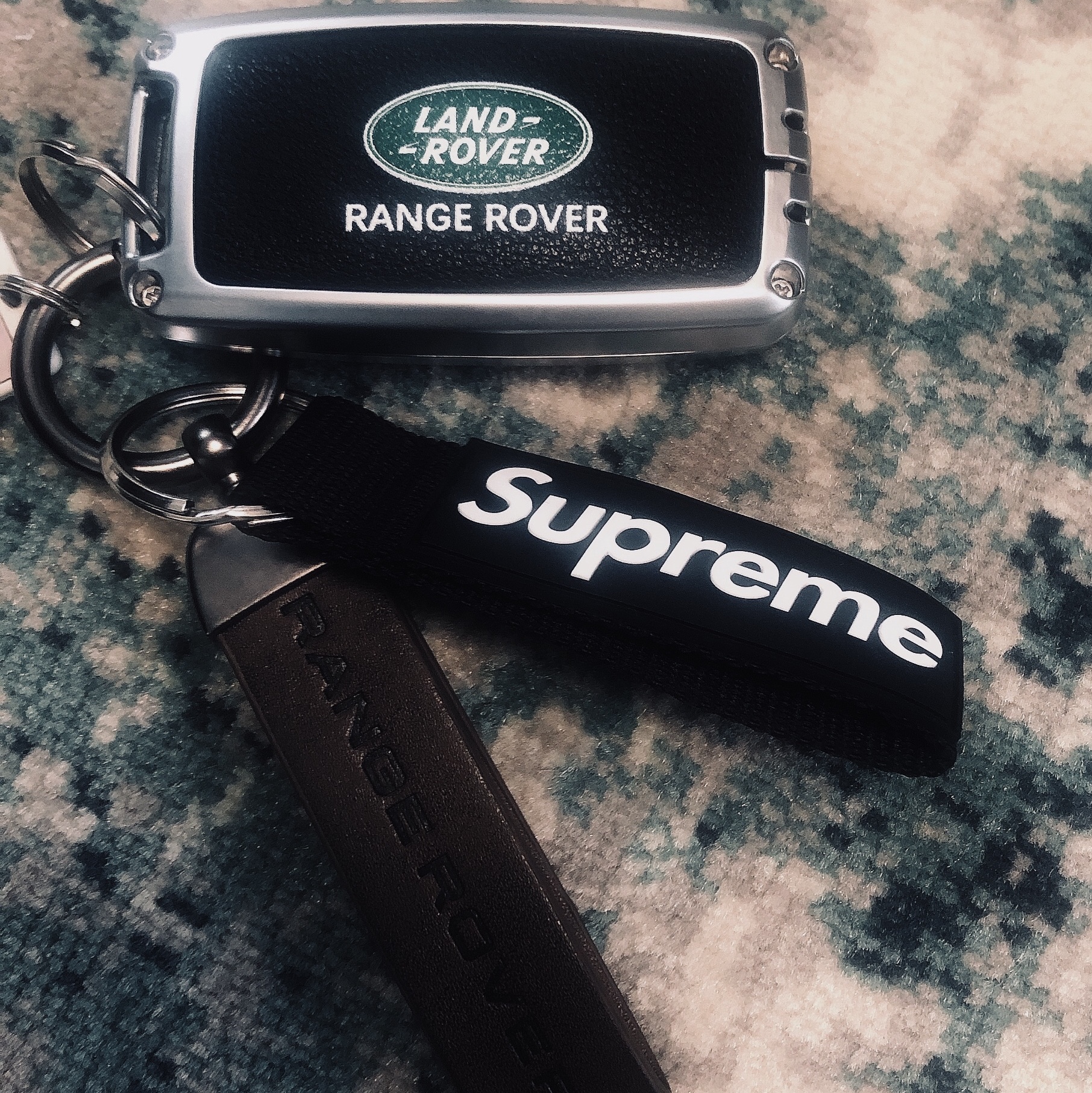 Supreme Webbing Keychain Black - 23SS 착용 스타일 - 1