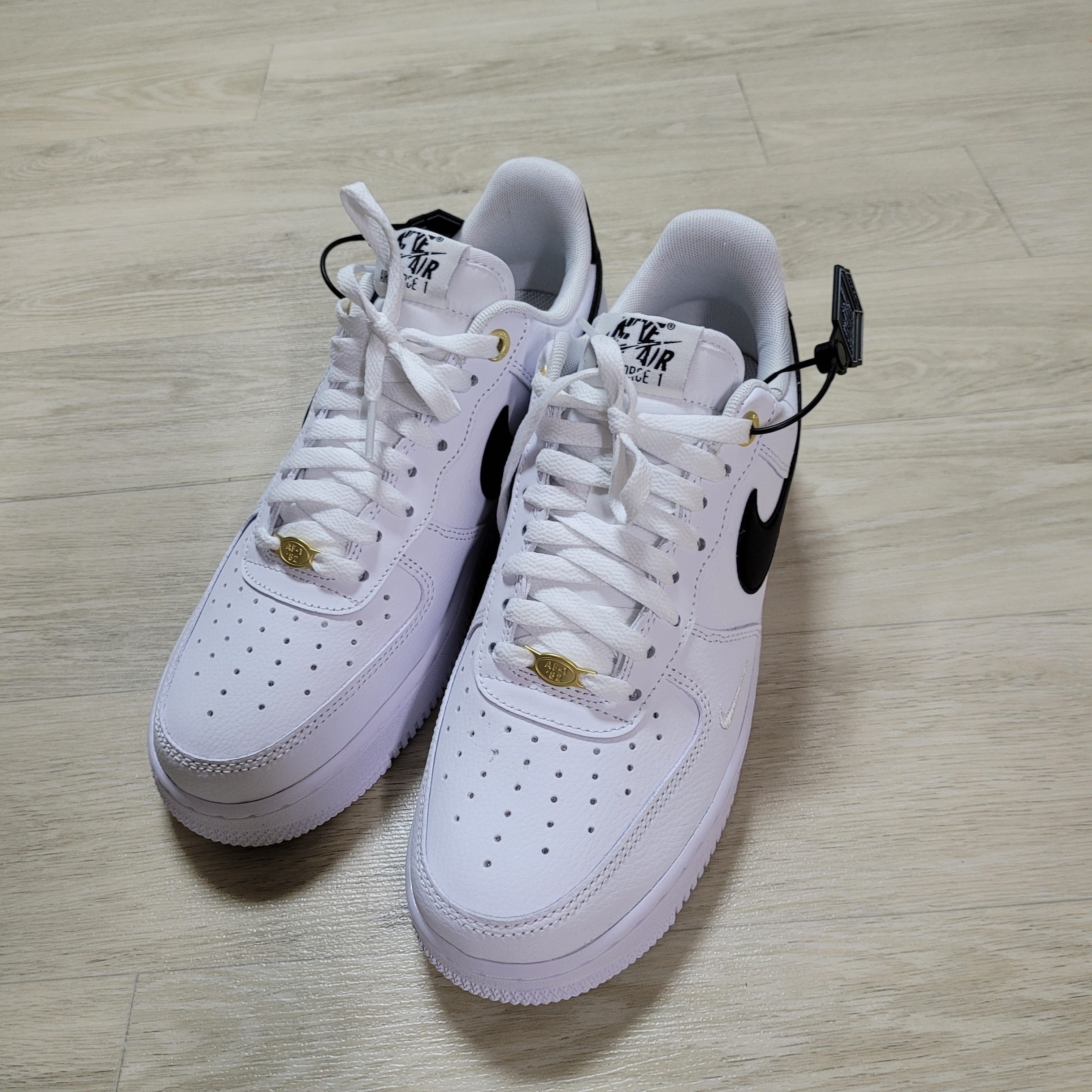 Nike Air Force 1 '07 LV8 40th Anniversary Join Forces White Black 착용 스타일 - 3
