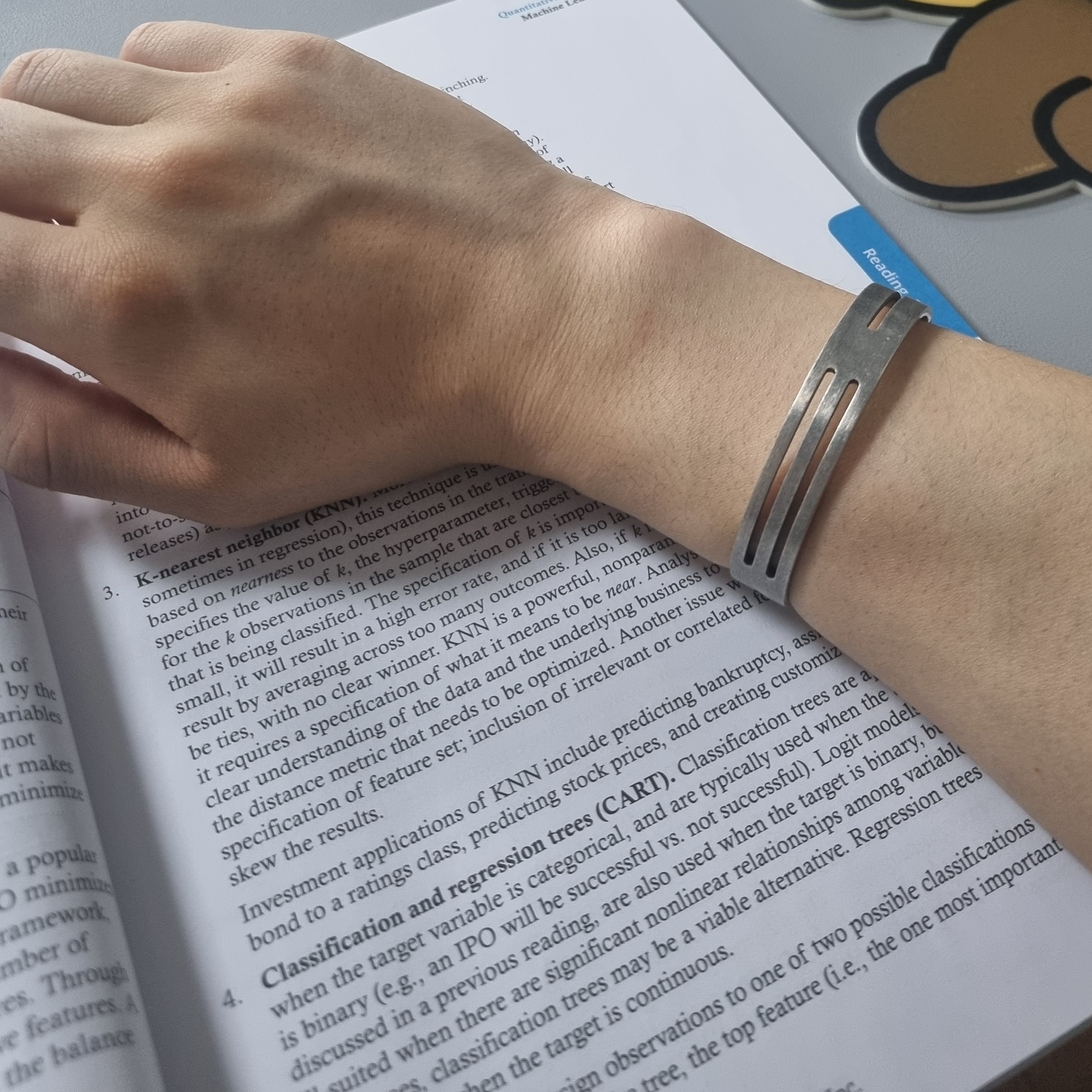 Haleine Blushed H Punched Bangle Silver 착용 스타일