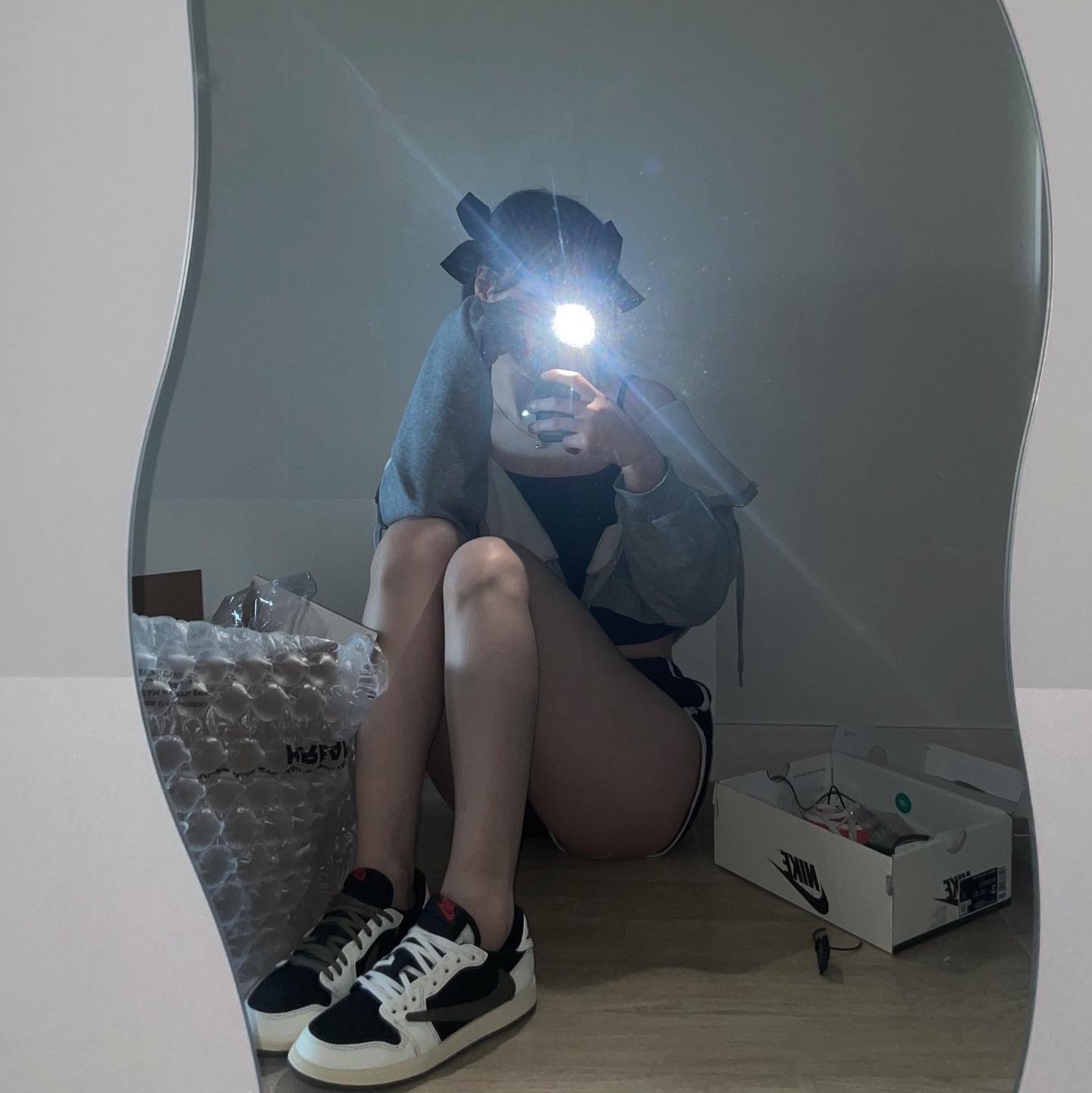 (W) Jordan 1 x Travis Scott Retro Low OG SP Medium Olive, (PS) Jordan 1 x Travis Scott Retro Low OG SP Medium Olive 착용 스타일 - 3