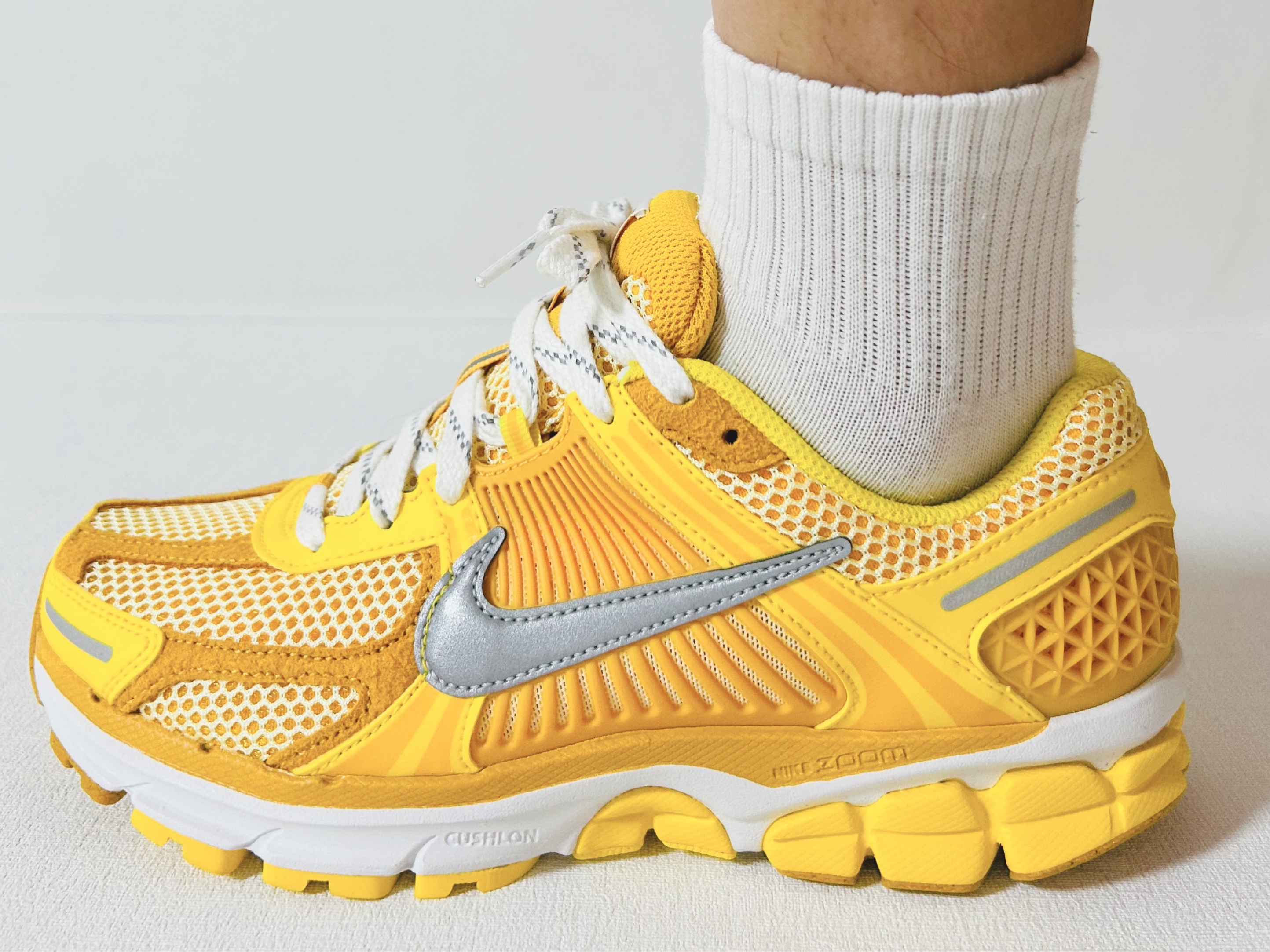 Nike Zoom Vomero 5 Yellow Ochre 착용 스타일