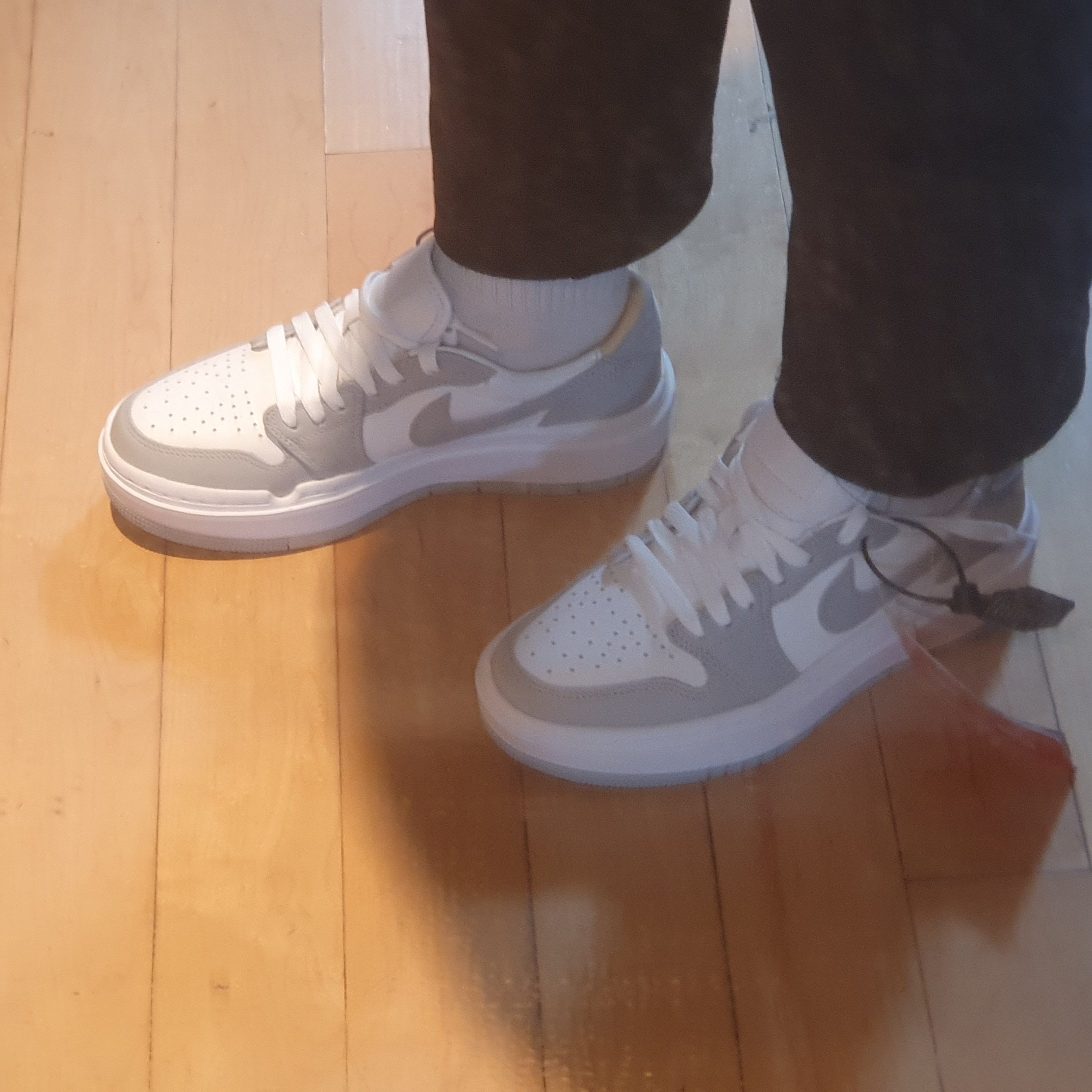 (W) Jordan 1 Elevate Low White and Wolf Grey 착용 스타일 - 2