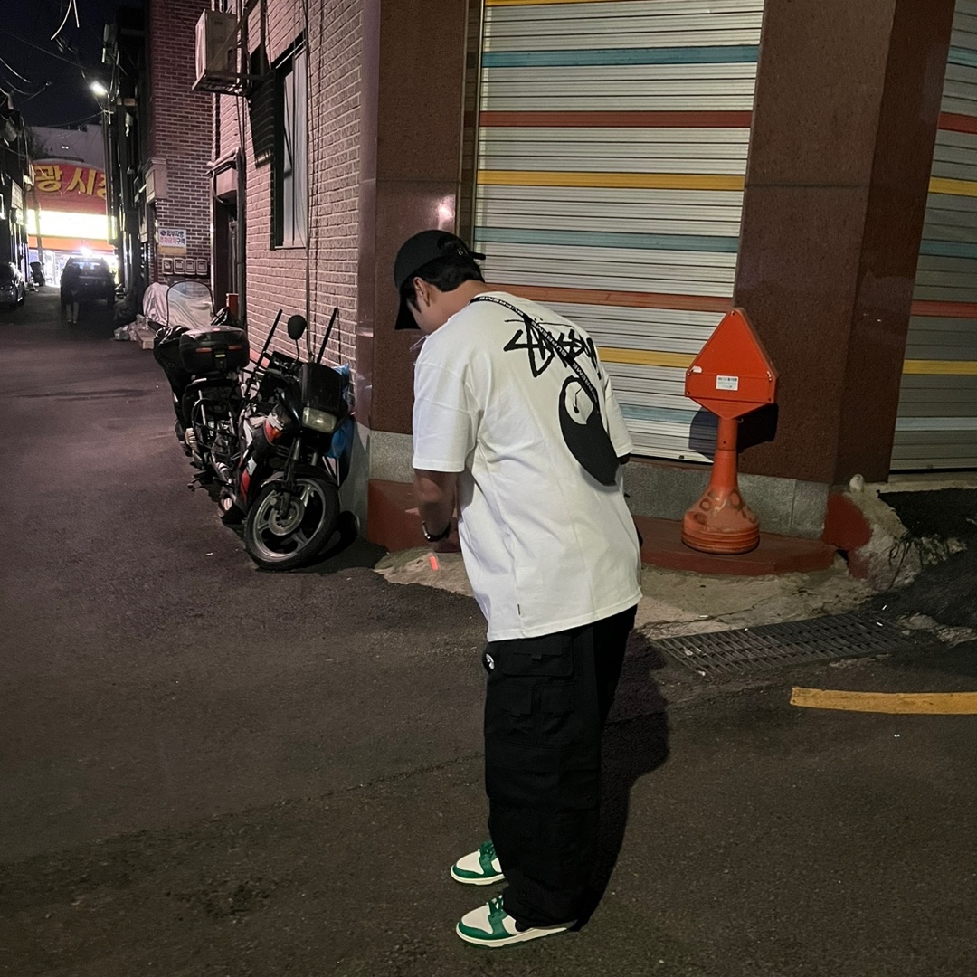 Nike x Peaceminusone Wide Pants Black (DR0096-010), Nike x Stussy NRG FL SS 8 Ball T-Shirt White (DO9322-100) 착용 스타일 - 1