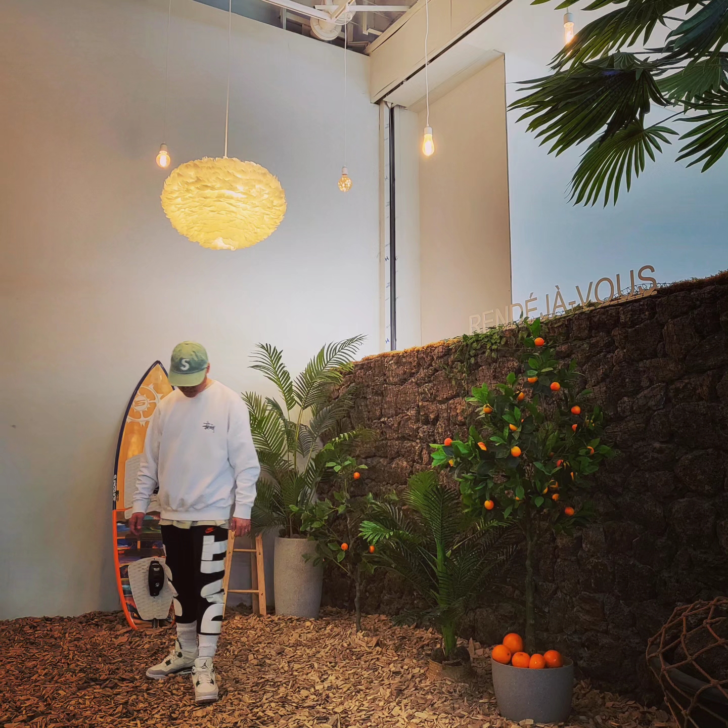Stussy Basic Stussy Crew White 2021, Jordan 4 x Nike SB Retro SP Pine Green 착용 스타일 - 3