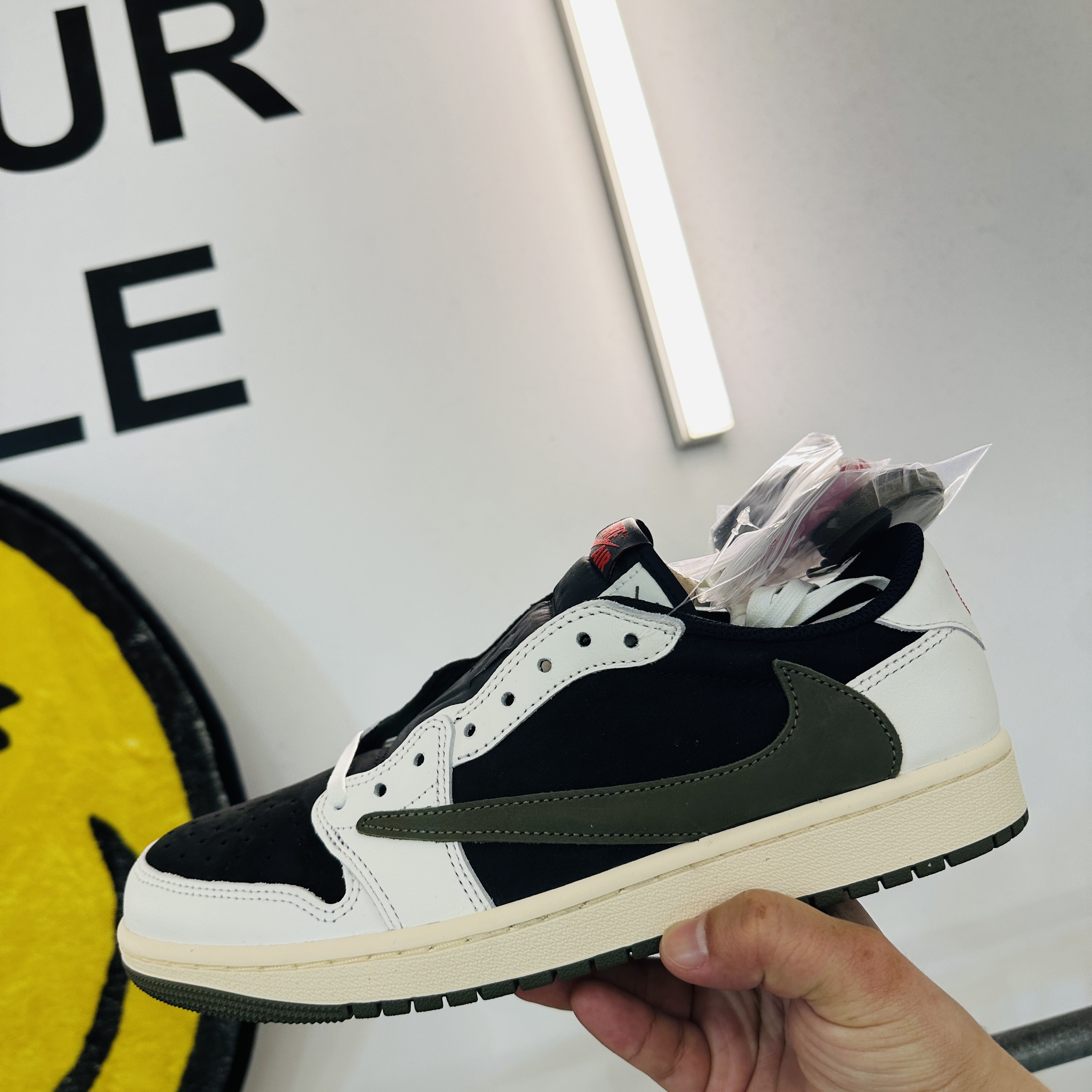 (W) Jordan 1 x Travis Scott Retro Low OG SP Medium Olive 착용 스타일 - 4