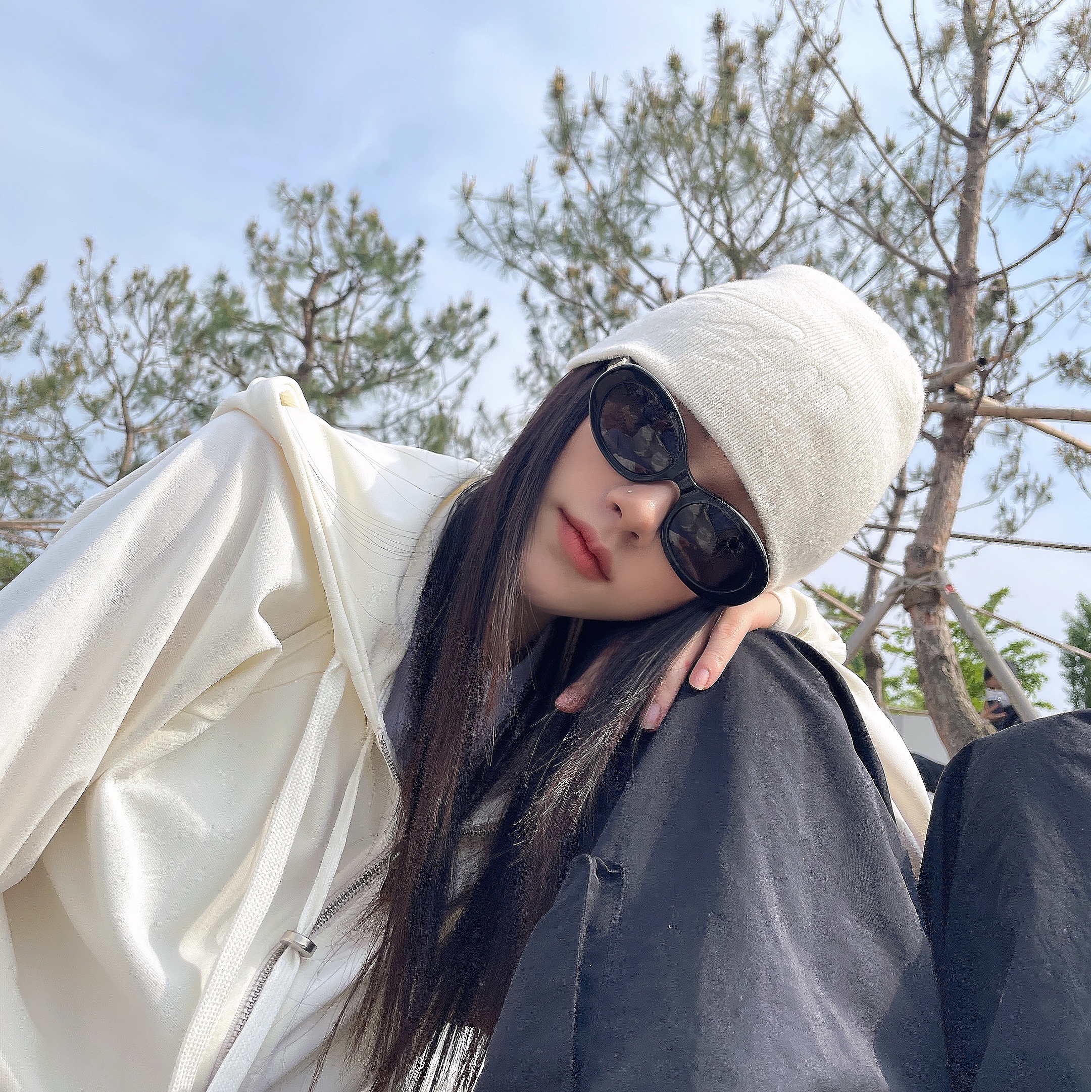 Stussy Debossed Stock Logo Beanie Bone, (W) Celine Triomphe 01 Sunglasses in Acetate Black 착용 스타일