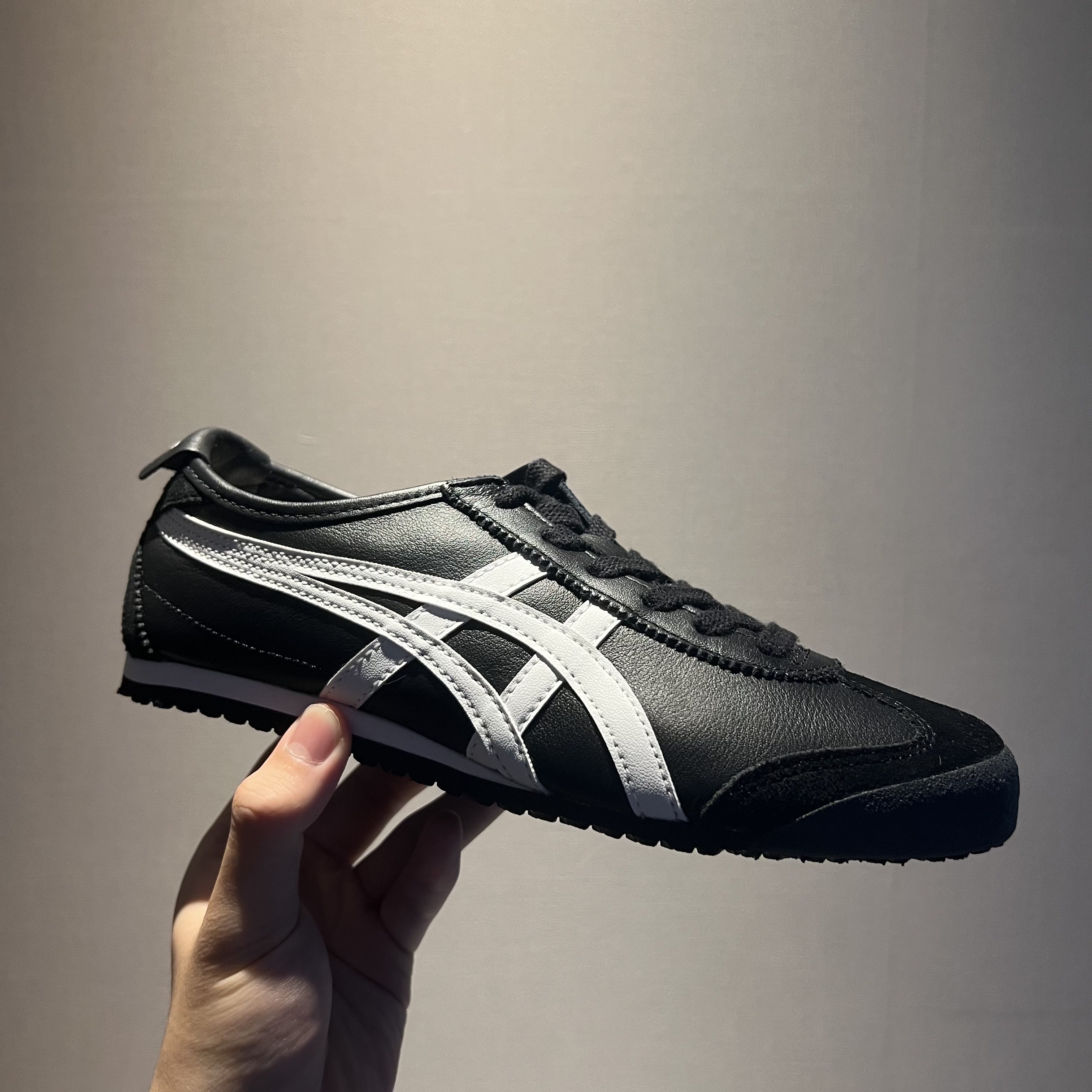 Onitsuka Tiger Mexico 66 Black White 착용 스타일