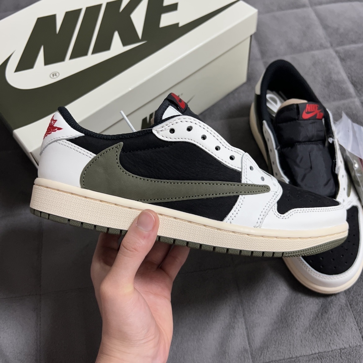 (W) Jordan 1 x Travis Scott Retro Low OG SP Medium Olive 착용 스타일 - 2