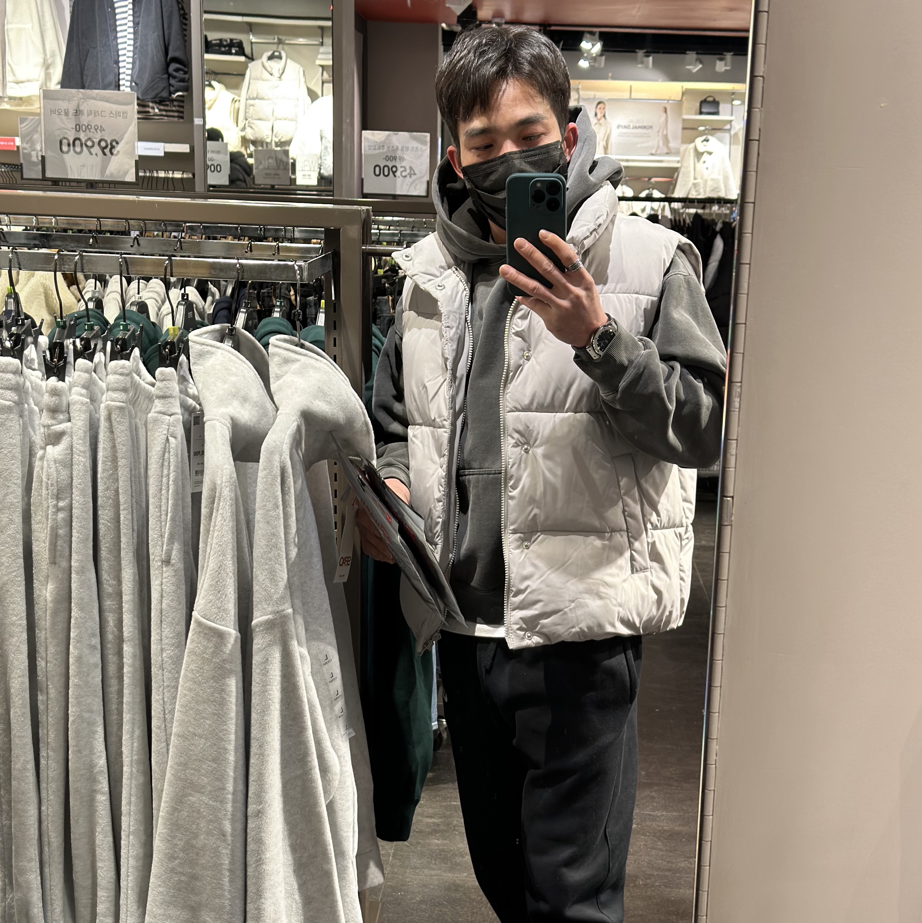 IAB Studio Pigment Hoodie & Sack Black 착용 스타일