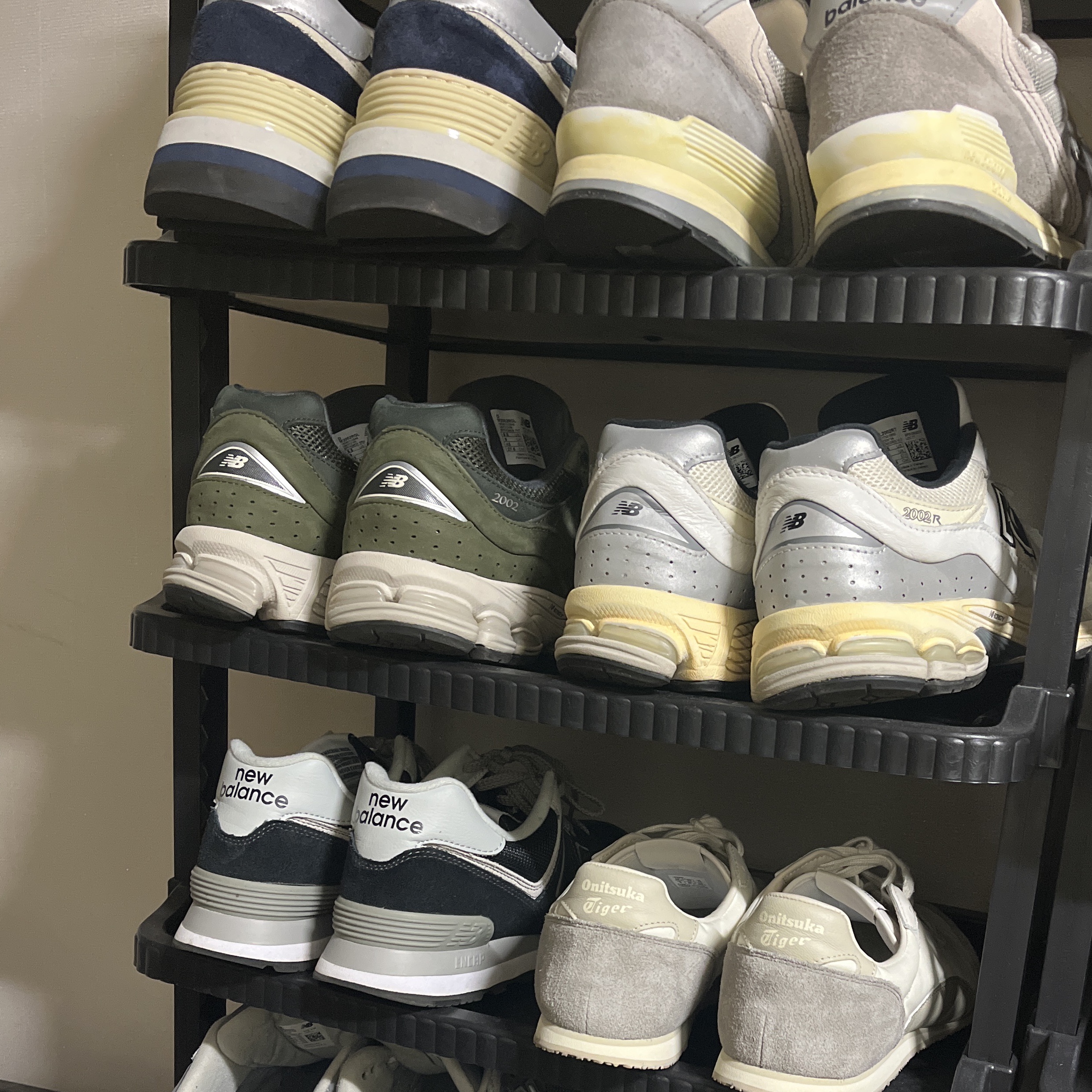 New Balance 2002R Grape Leaf 착용 스타일