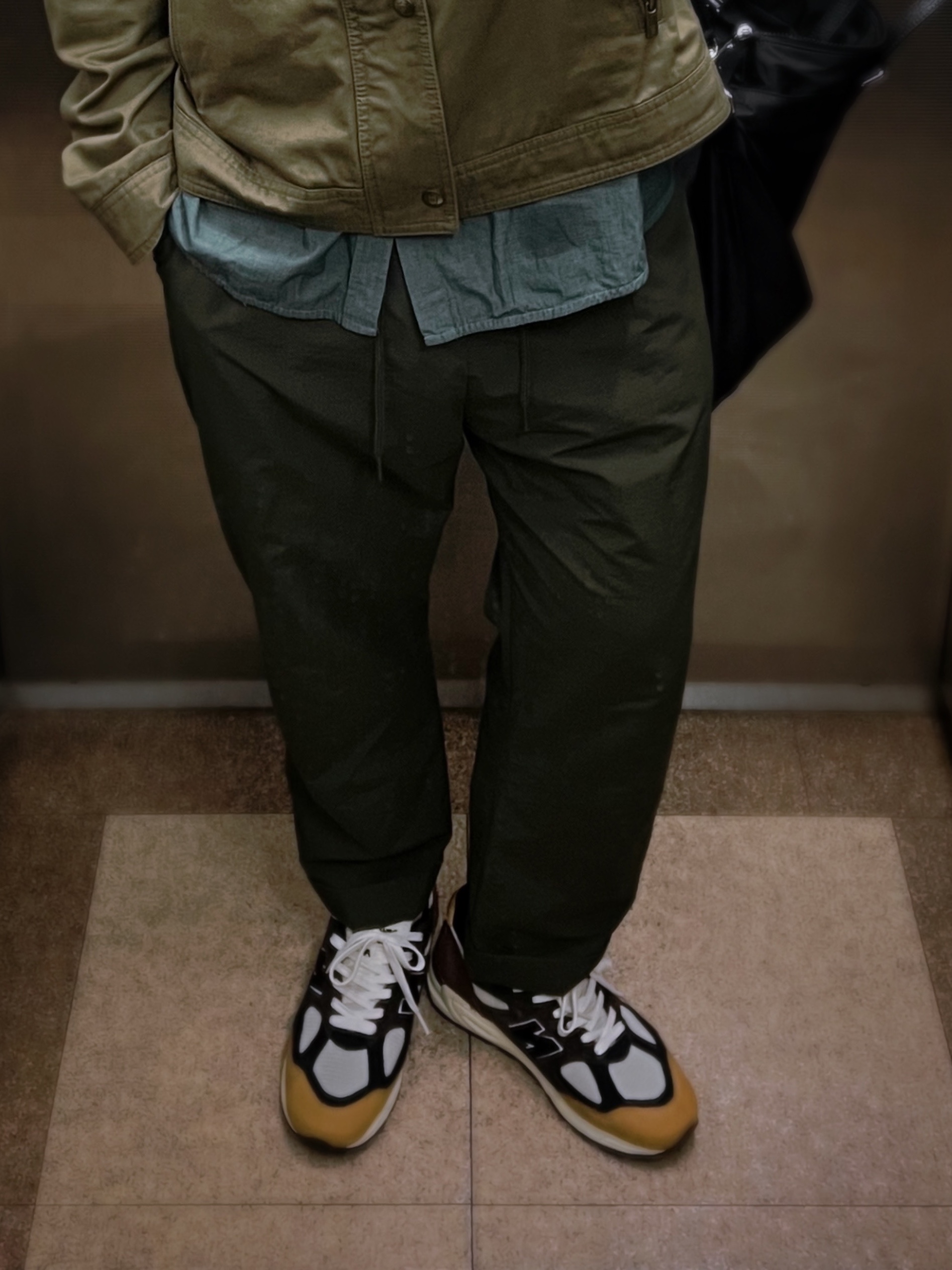 New Balance 990v2 Made in USA Brown Beige 착용 스타일 - 2