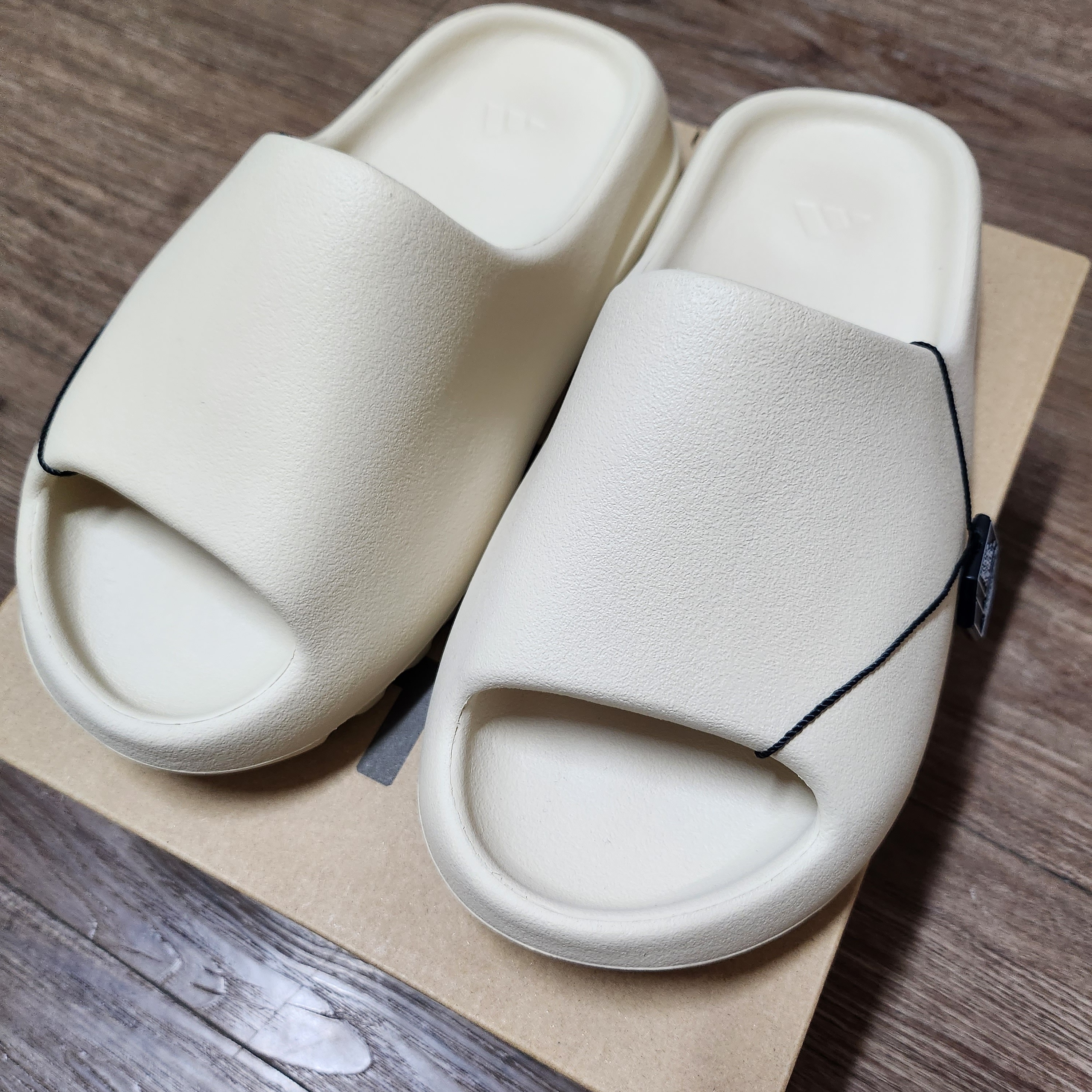 Adidas Yeezy Slide Bone 2022/2023 착용 스타일