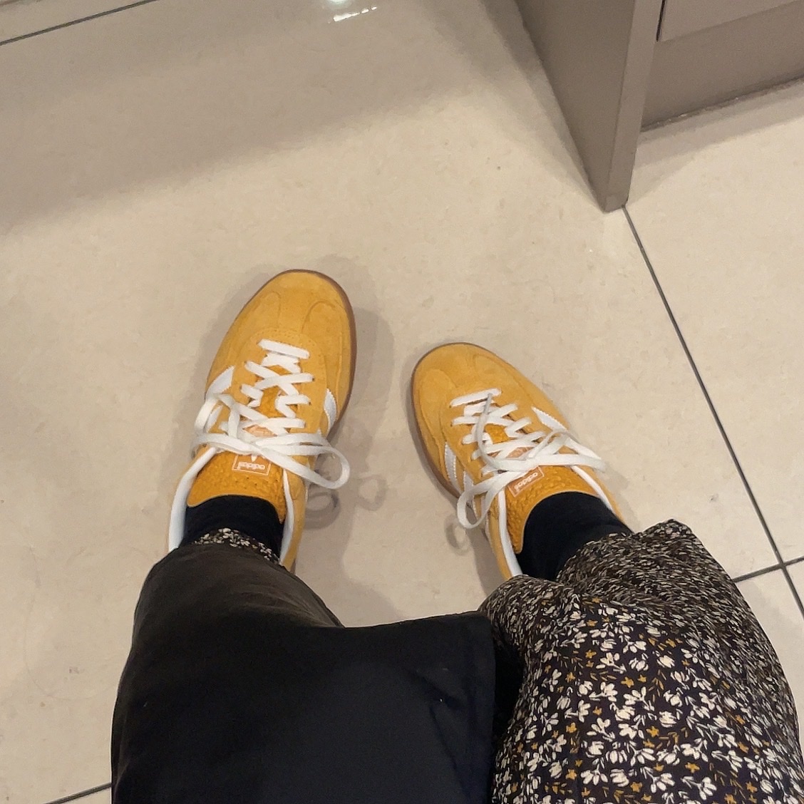 (W) Adidas Gazelle Indoor Orange Peel Cloud White 착용 스타일