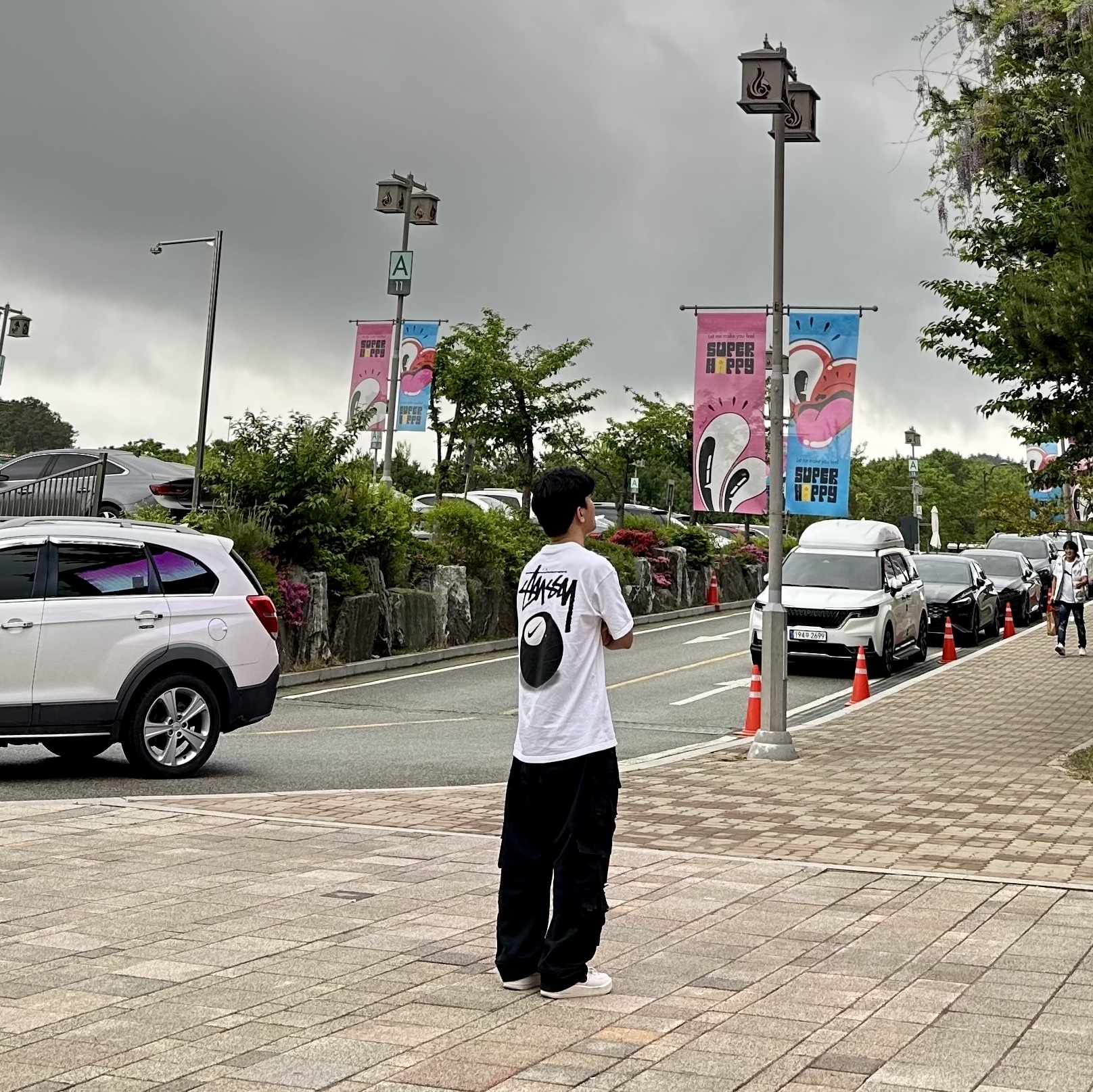 Nike x Stussy NRG FL SS 8 Ball T-Shirt White (DO9322-100), Nike x Peaceminusone Wide Pants Black (DR0096-010) 착용 스타일