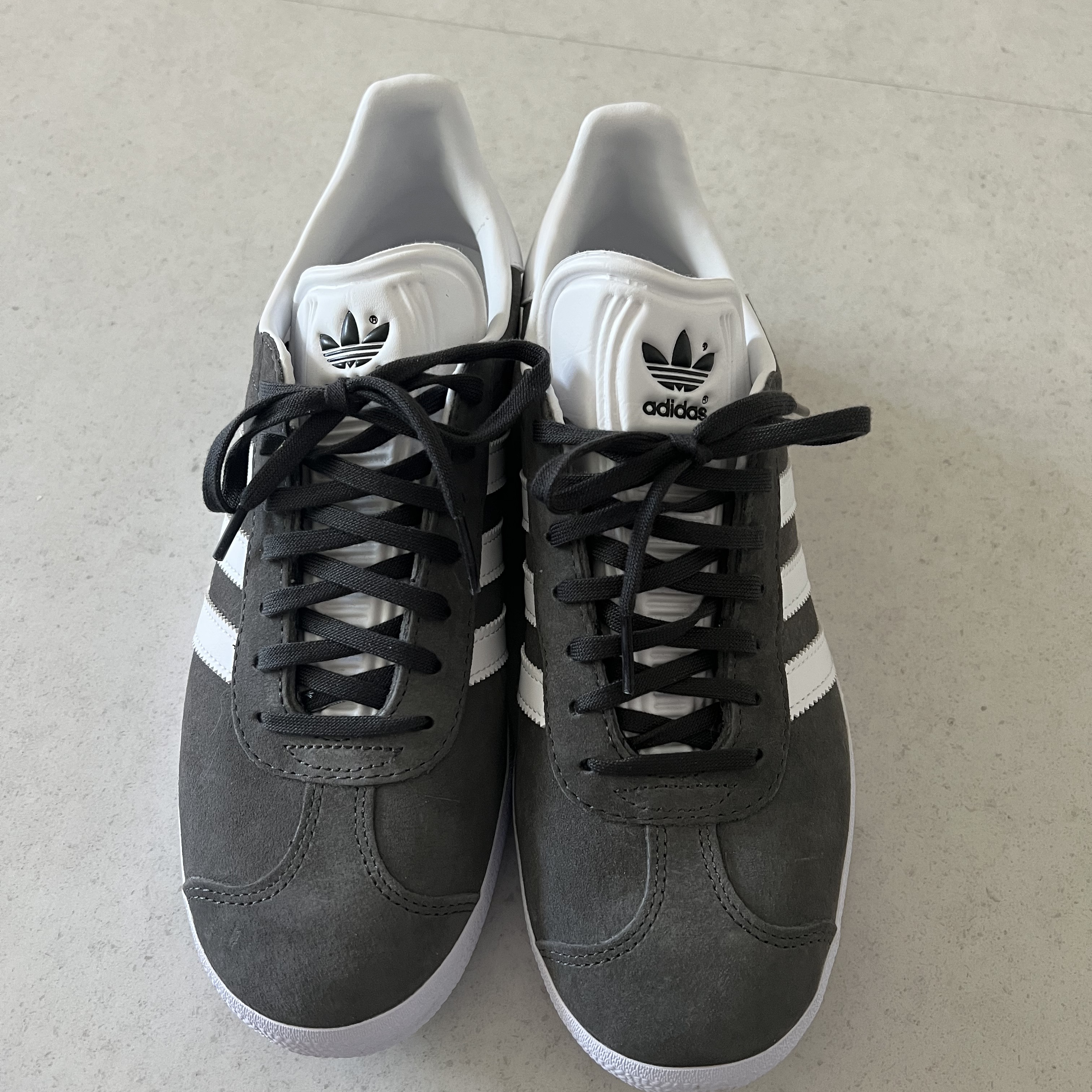 Adidas Gazelle Solid Grey 착용 스타일 - 2