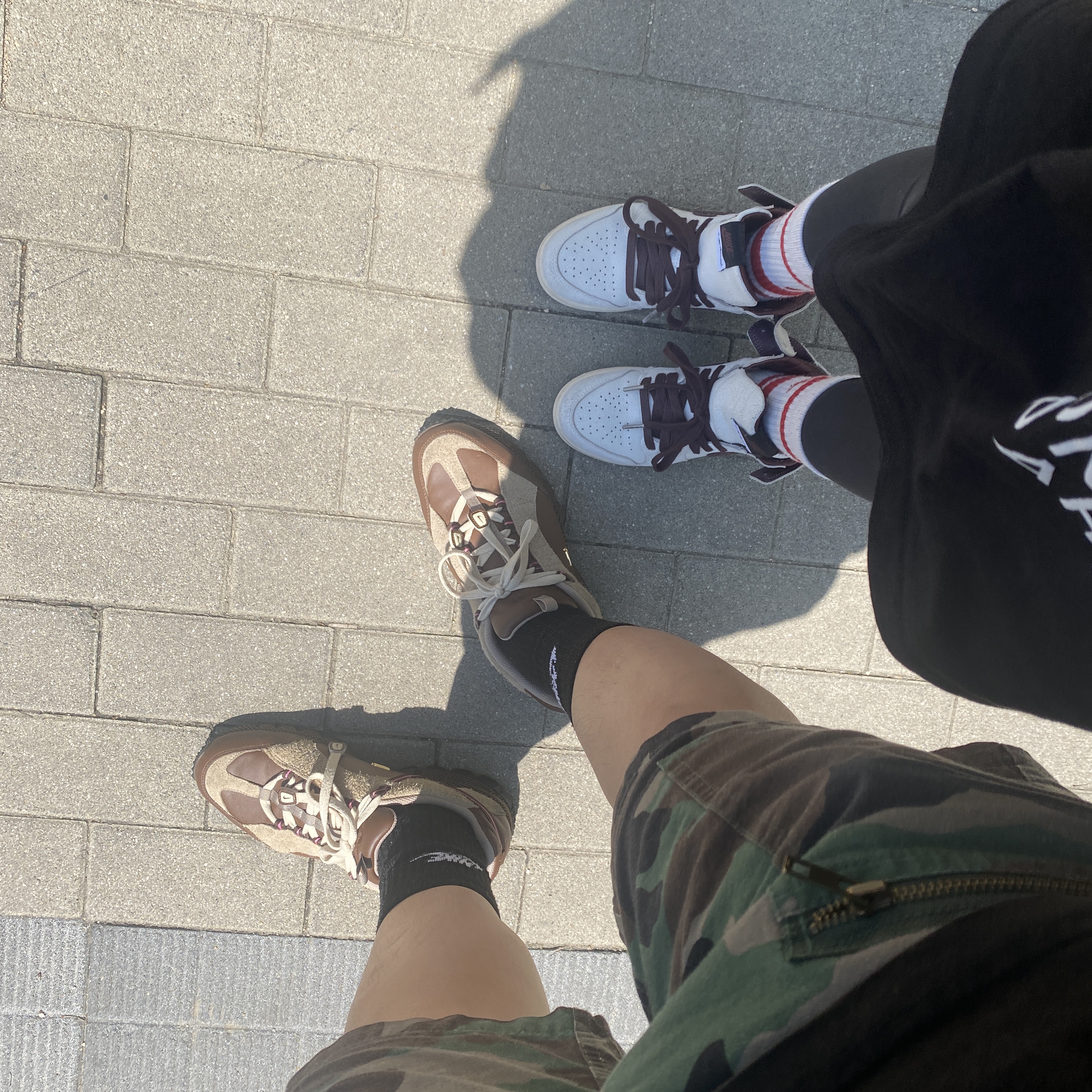 Nike x Jacquemus Air Humara LX Ale Brown and Gold, (PS) Jordan 1 x A Ma Maniere Retro High OG SP Burgundy and Sail 착용 스타일