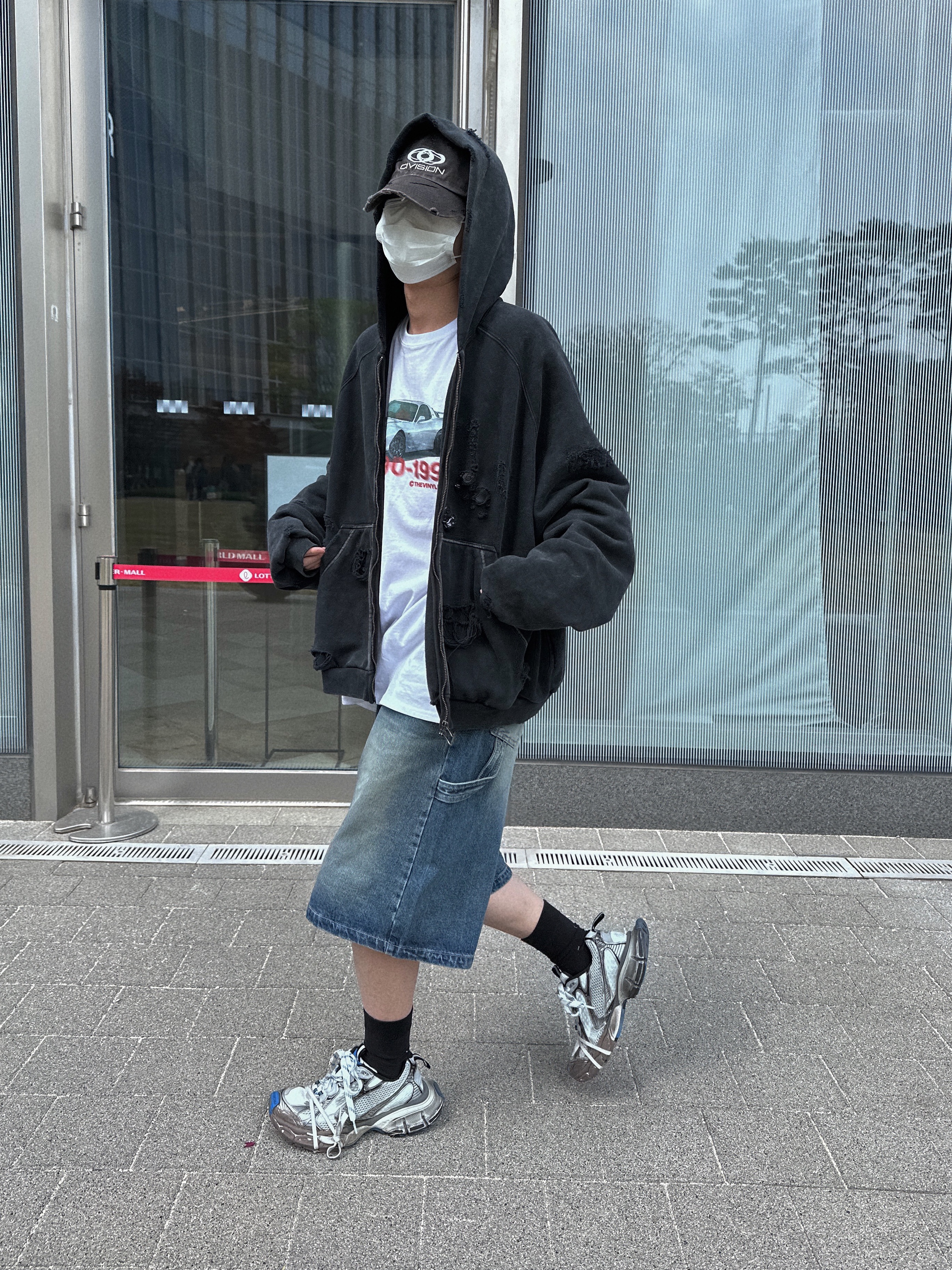 Nonnod x Shinsegae Distressed Zip-Up Hoodie Washed Black, Balenciaga 3XL Sneakers Worn Out Grey White Blue 착용 스타일 - 4