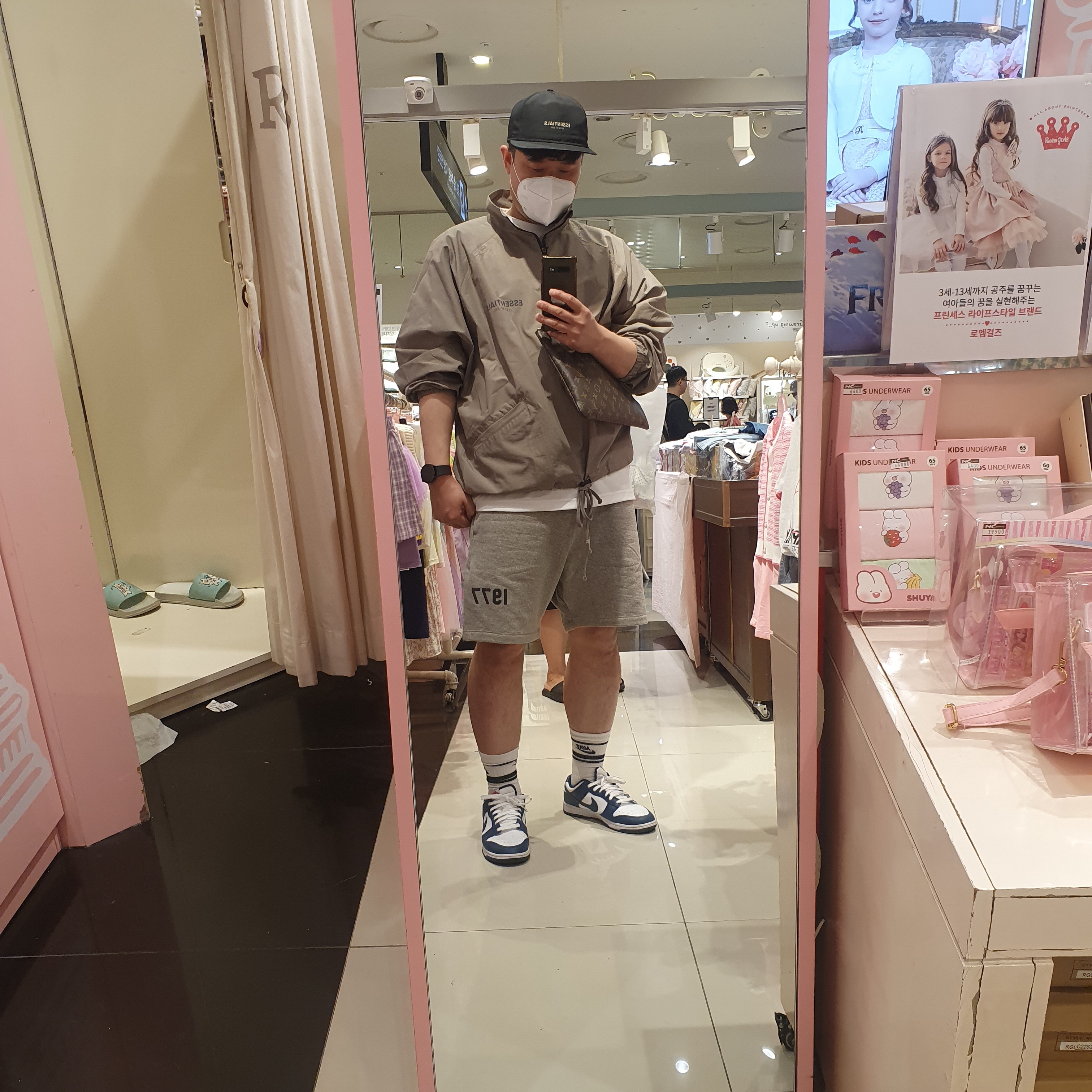 Essentials Half-Zip Track Jacket Taupe - 21SS, Essentials 1977 Shorts Dark Oatmeal - 22SS 착용 스타일