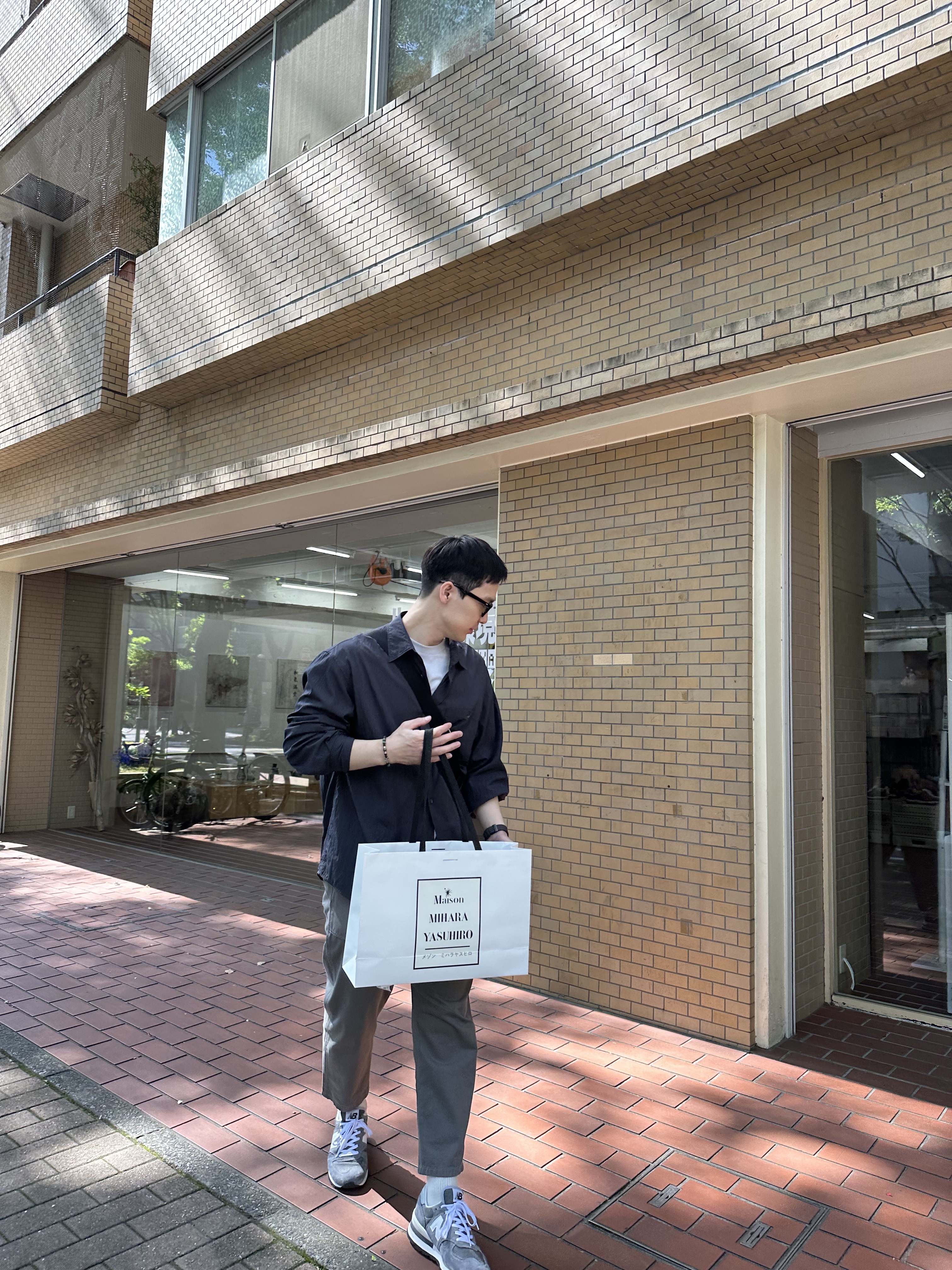 New Balance 990v1 Made in USA Grey White, Prada Re-Nylon and Saffiano Leather Shoulder Bag Black 착용 스타일 - 4