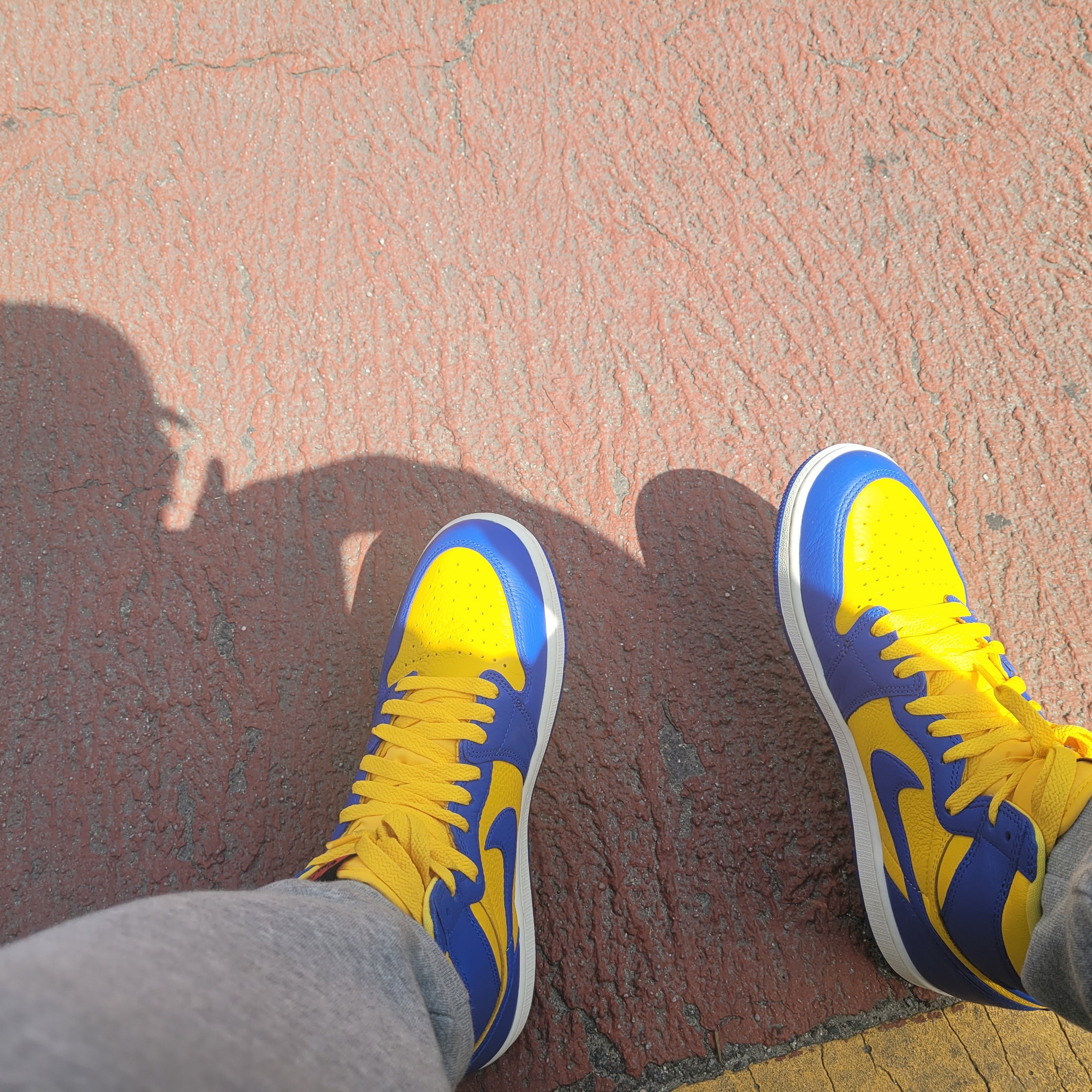 (W) Jordan 1 Retro High OG Game Royal and Varsity Maize 착용 스타일 - 2