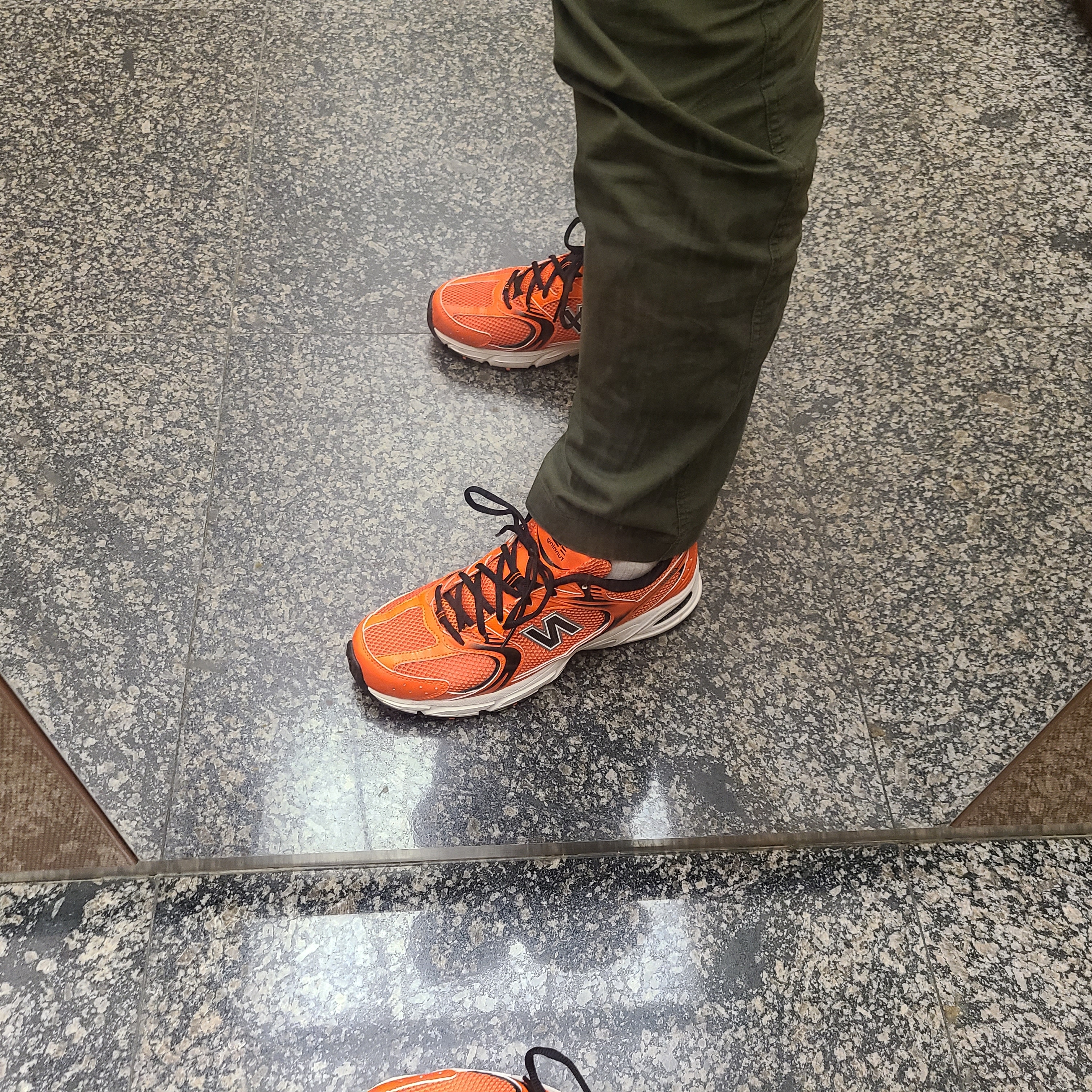 New Balance 530 Neon Orange 착용 스타일