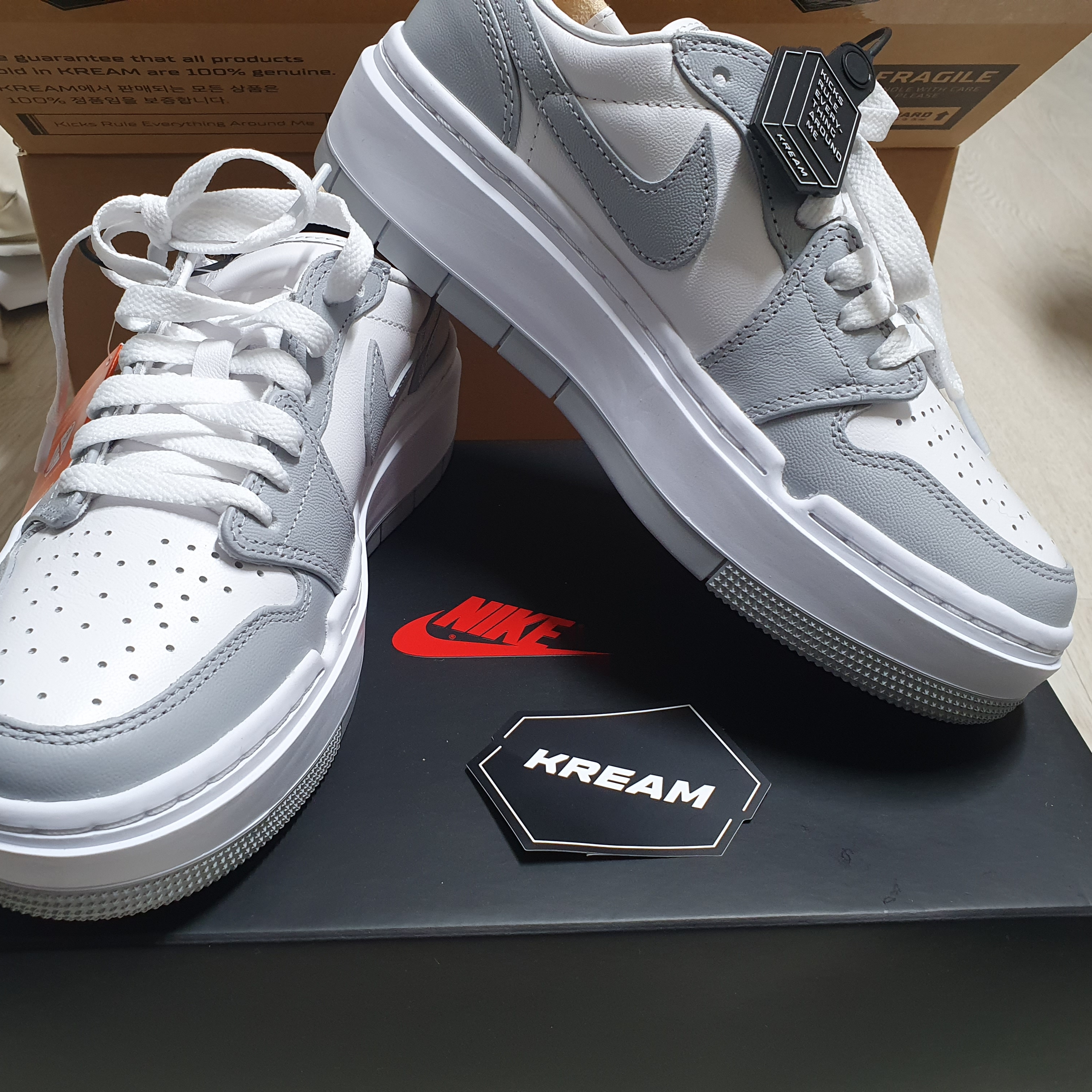 (W) Jordan 1 Elevate Low White and Wolf Grey 착용 스타일 - 1
