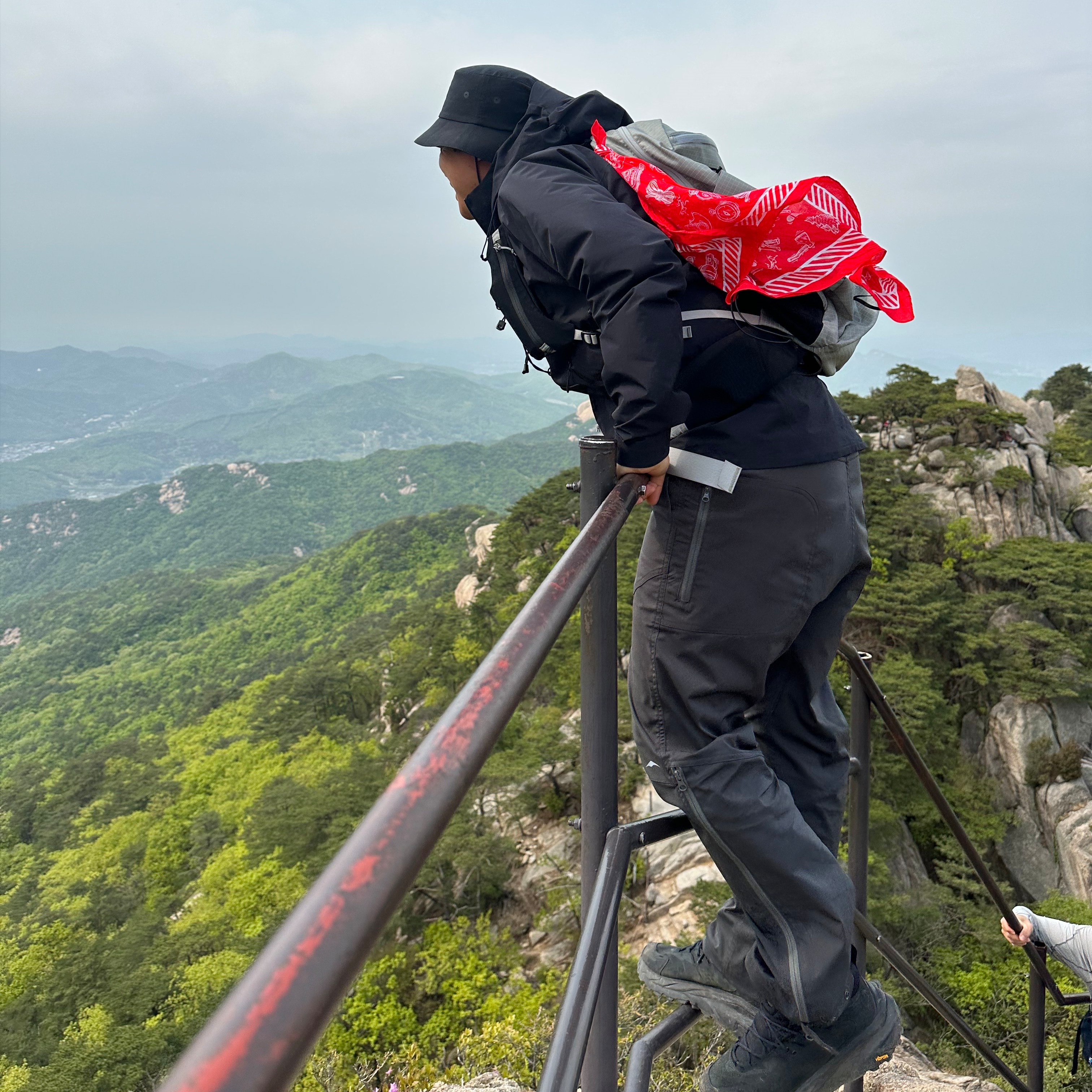 Arc'teryx Beta LT Jacket Black, Arc'teryx Aerios 30 Backpack Pixel 착용 스타일