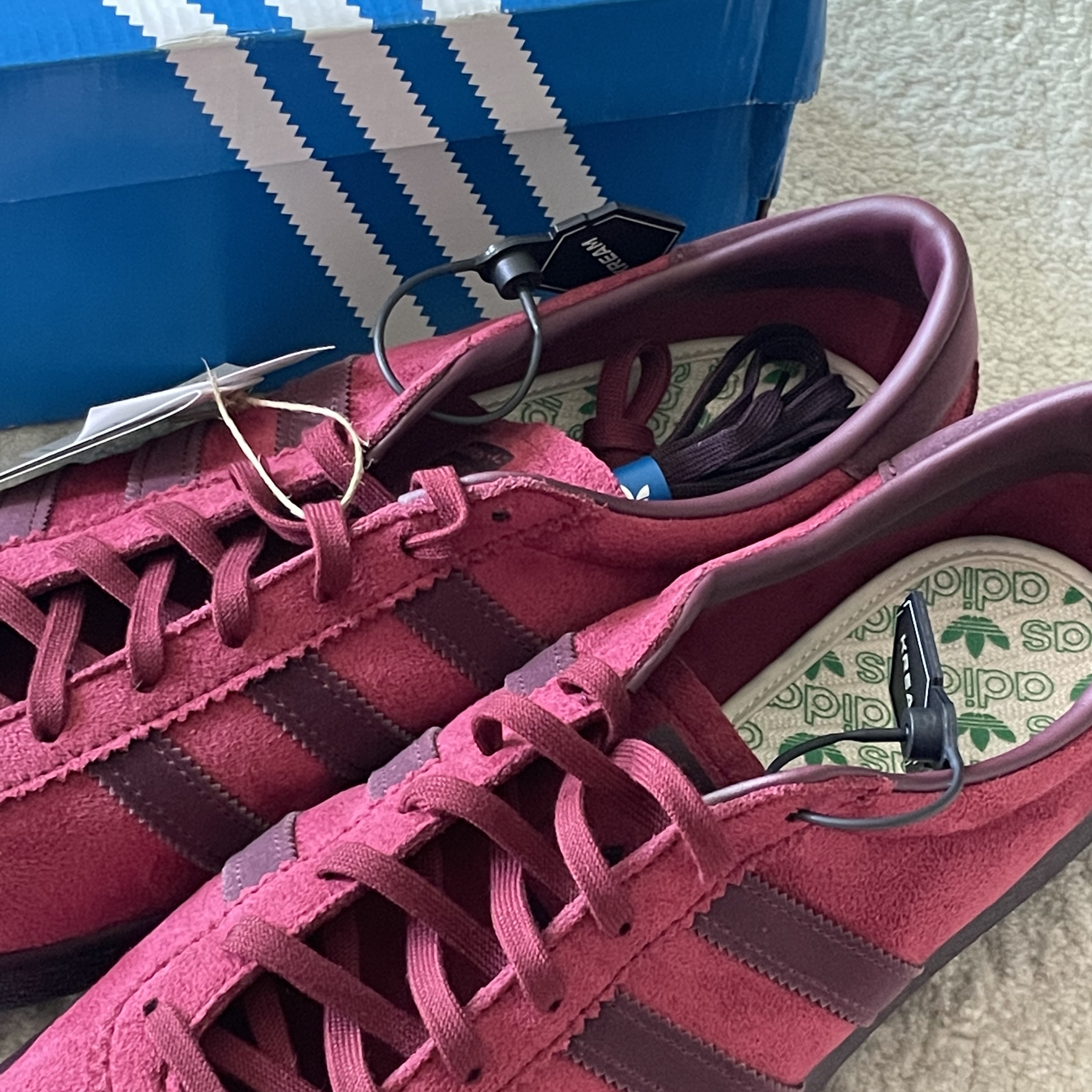 Adidas Tobacco Gruen Collegiate Burgundy 착용 스타일 - 1