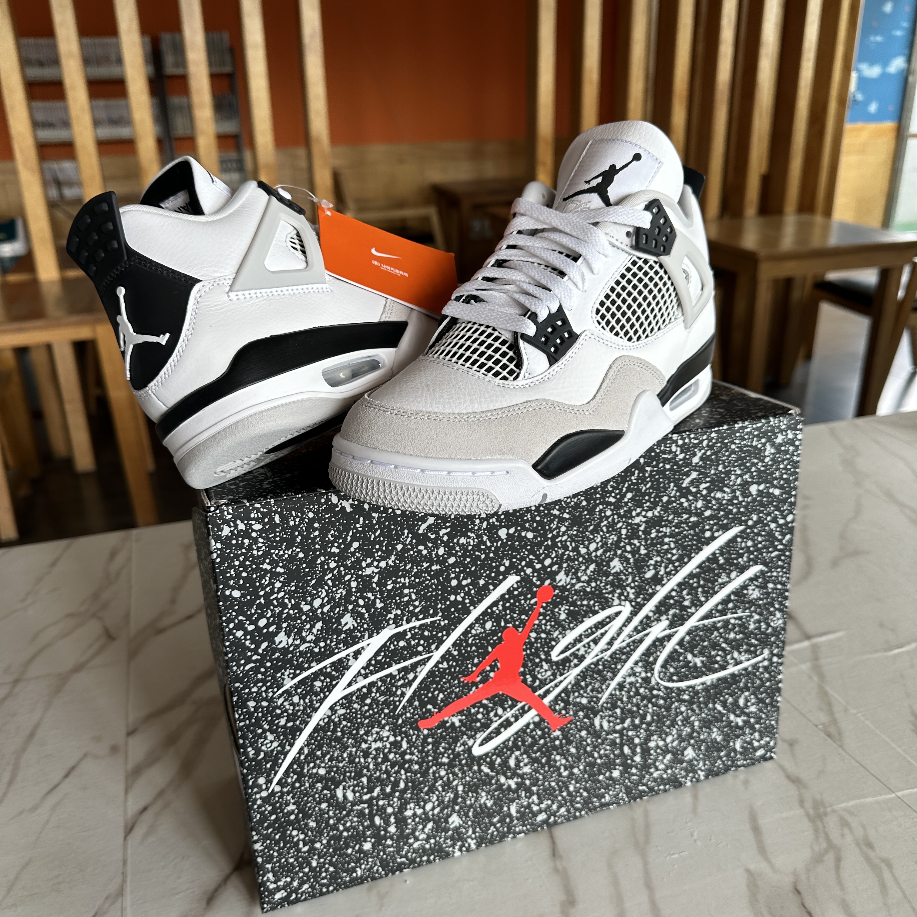 Jordan 4 Retro White and Black 착용 스타일