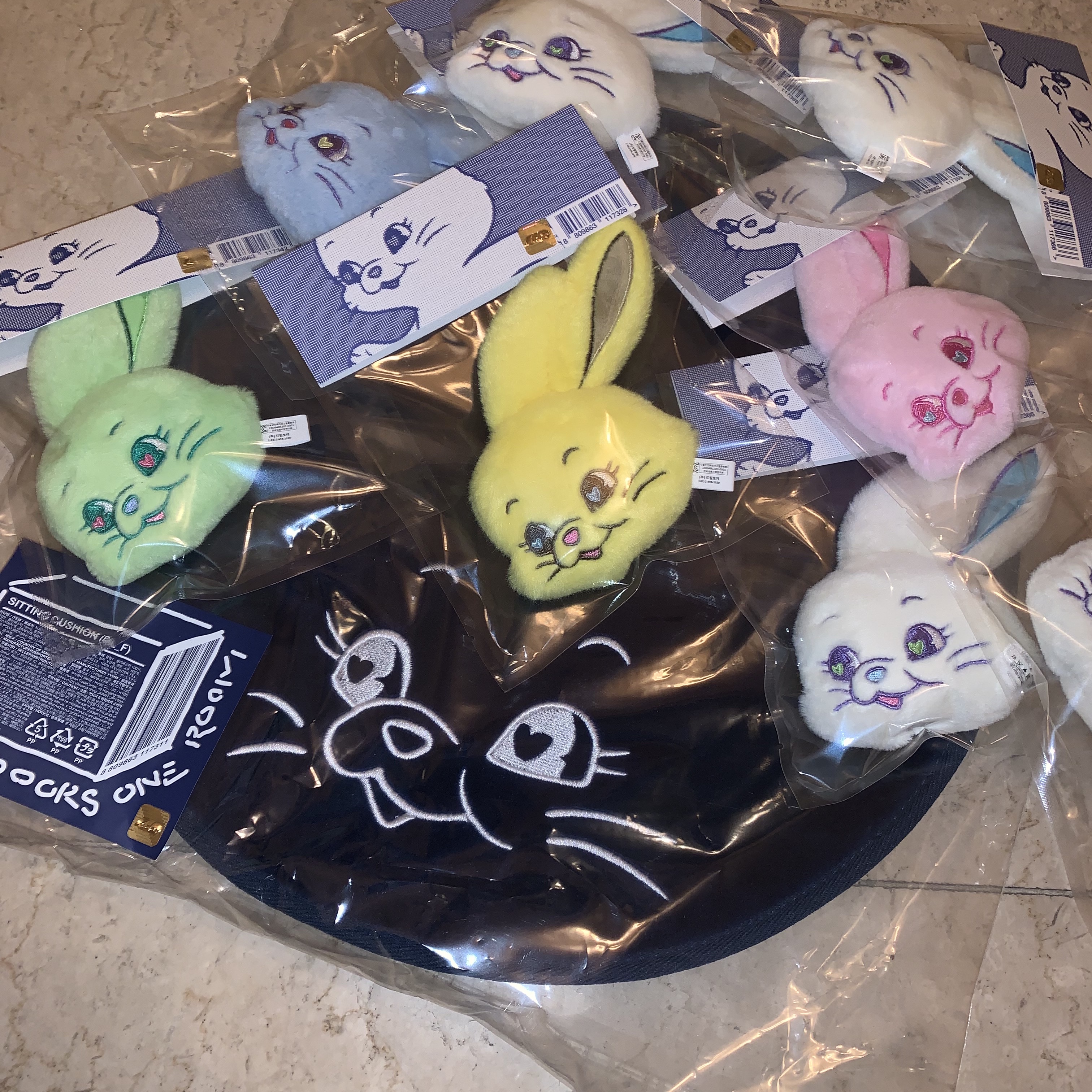 NewJeans Tokki Merchandise Fluffy Keyring White 착용 스타일