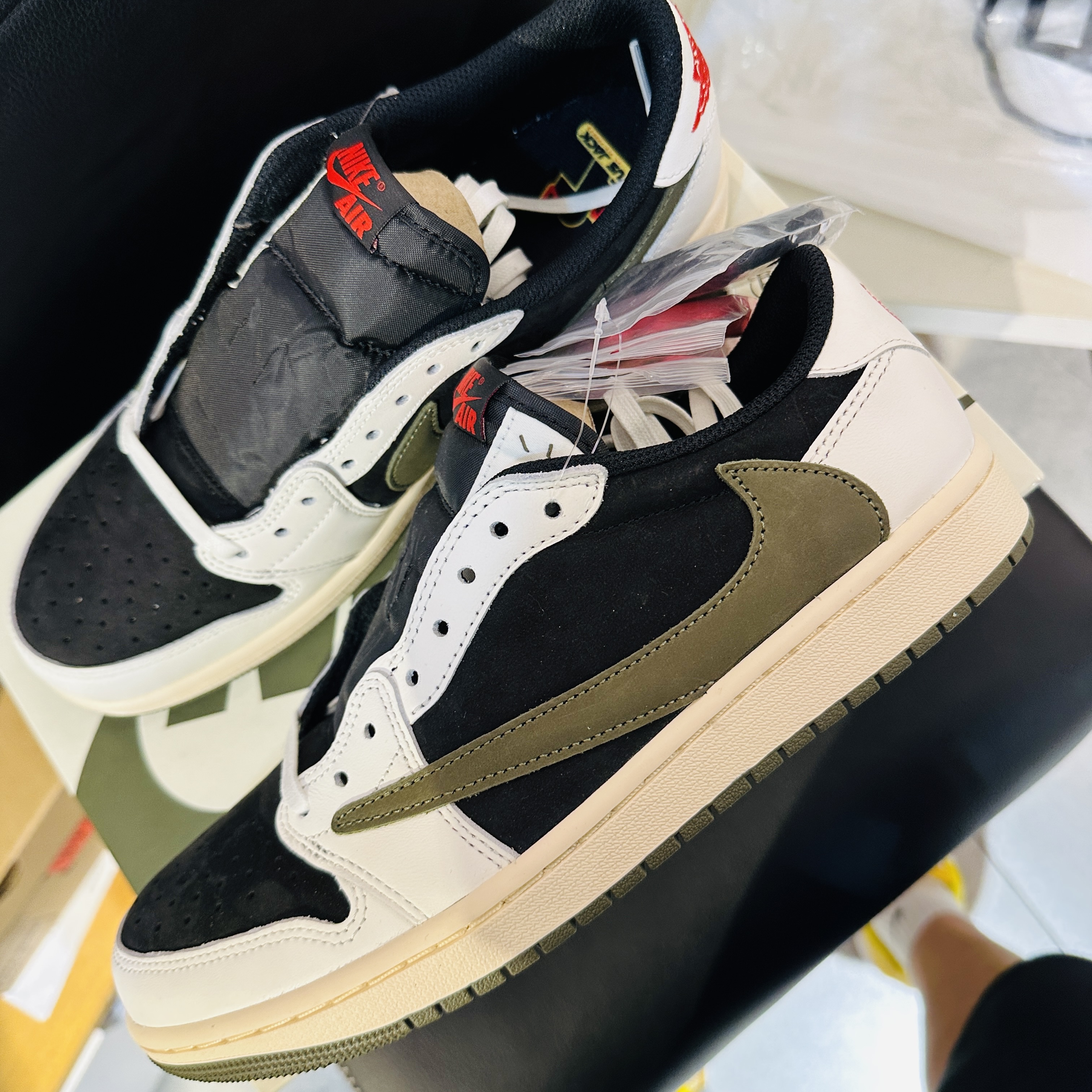 (W) Jordan 1 x Travis Scott Retro Low OG SP Medium Olive 착용 스타일 - 1