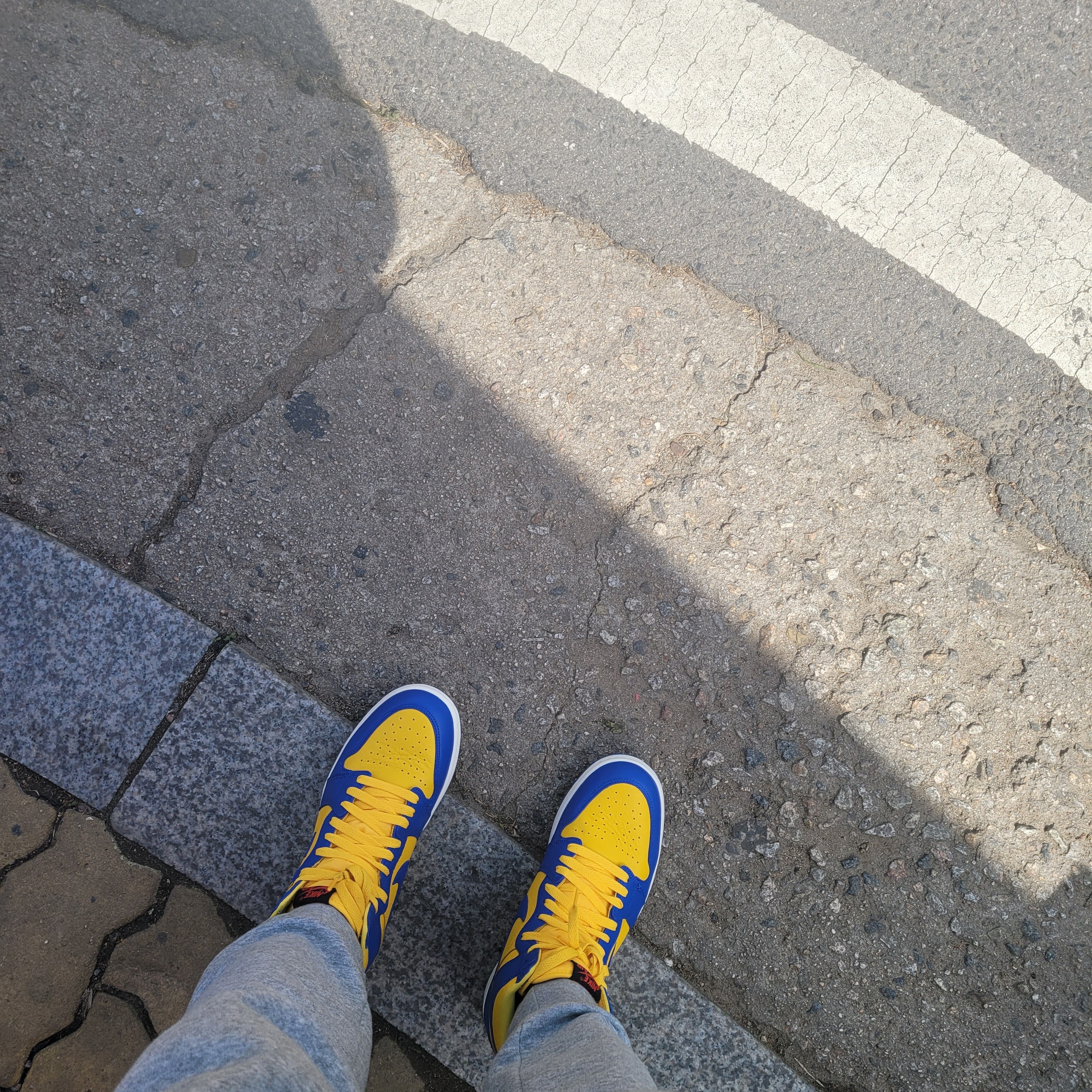 (W) Jordan 1 Retro High OG Game Royal and Varsity Maize 착용 스타일 - 4