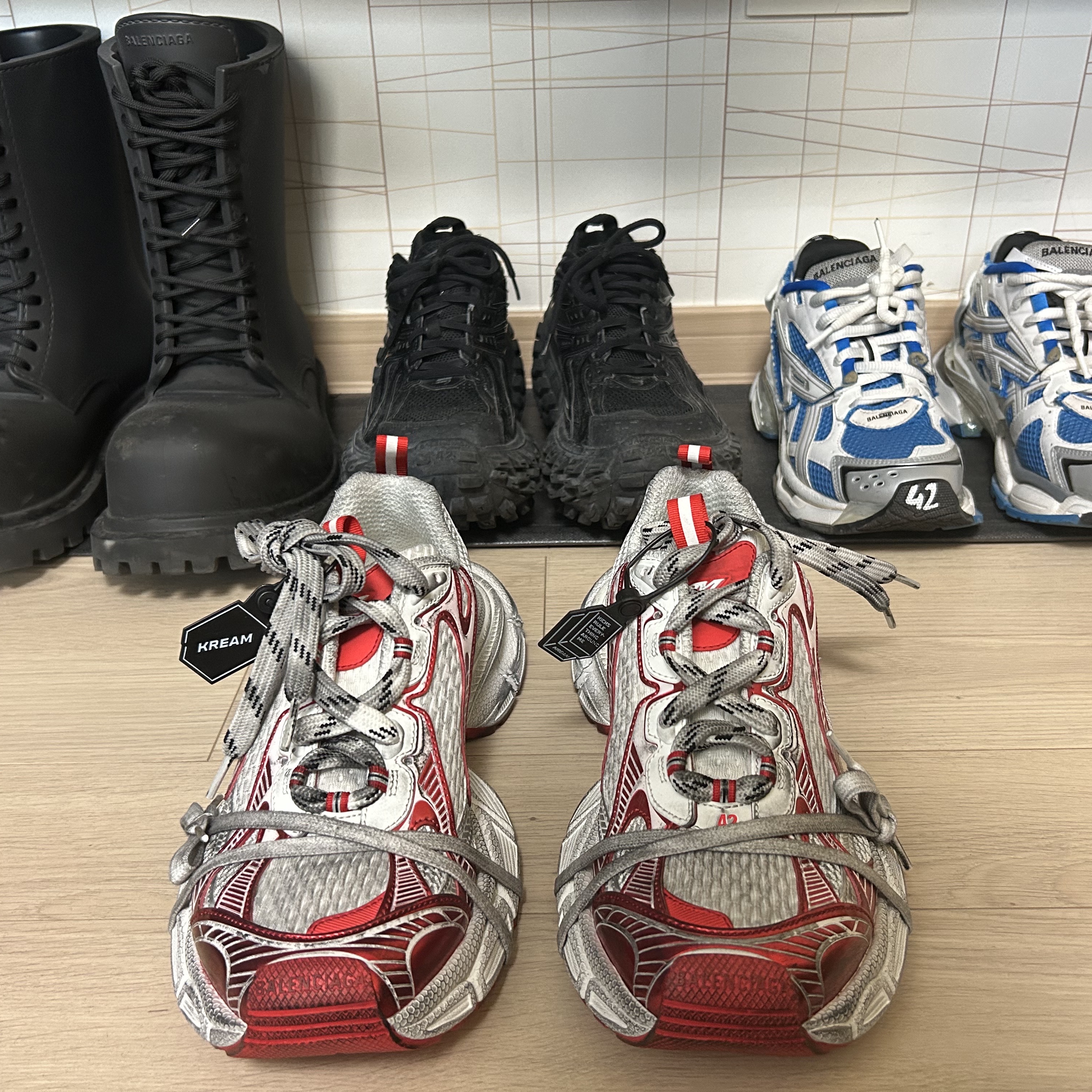 Balenciaga 3XL Sneakers White Red, Balenciaga Defender Sneakers Black 착용 스타일 - 4
