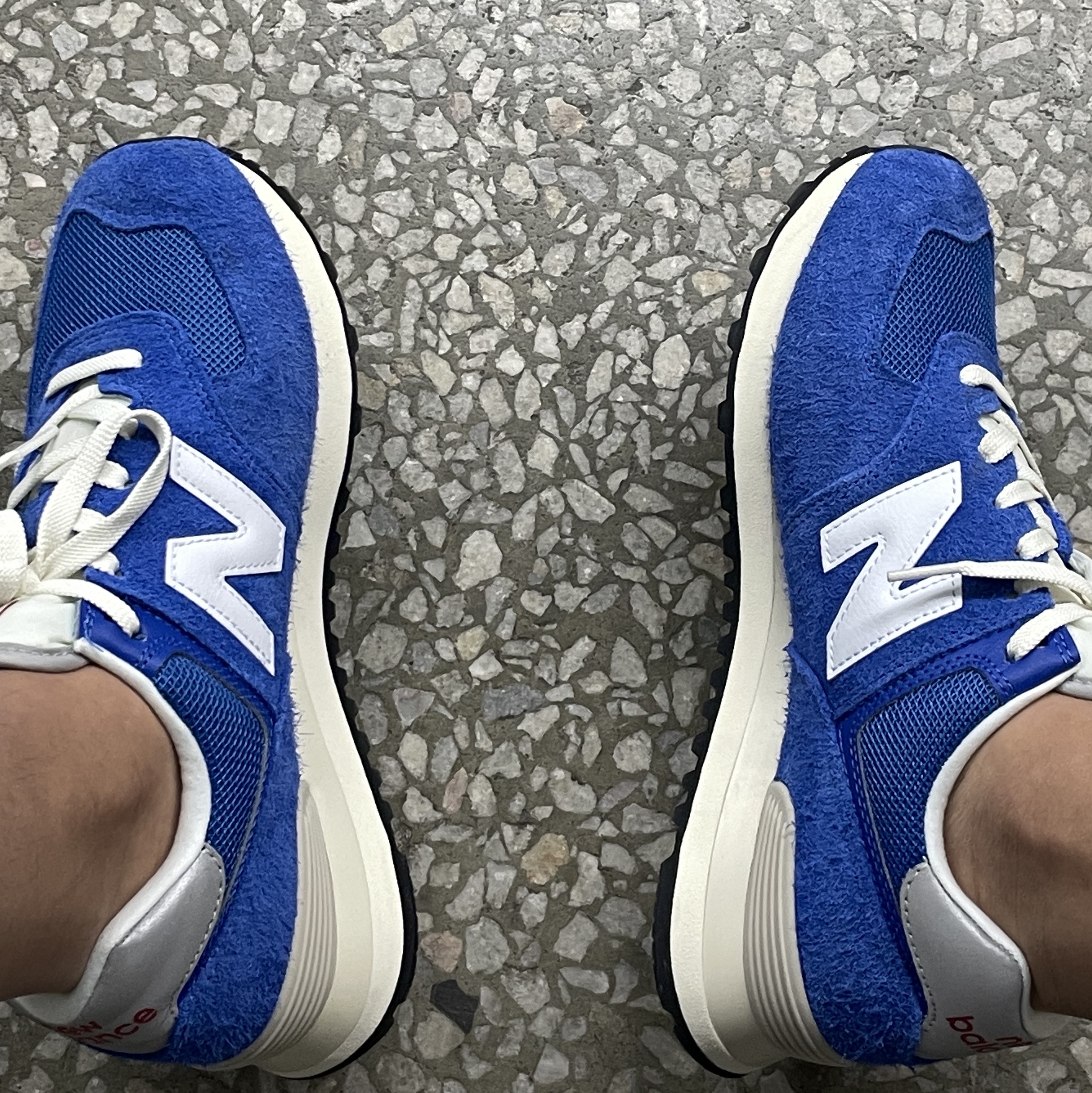 New Balance 574 Heritage Blue White 착용 스타일 - 2