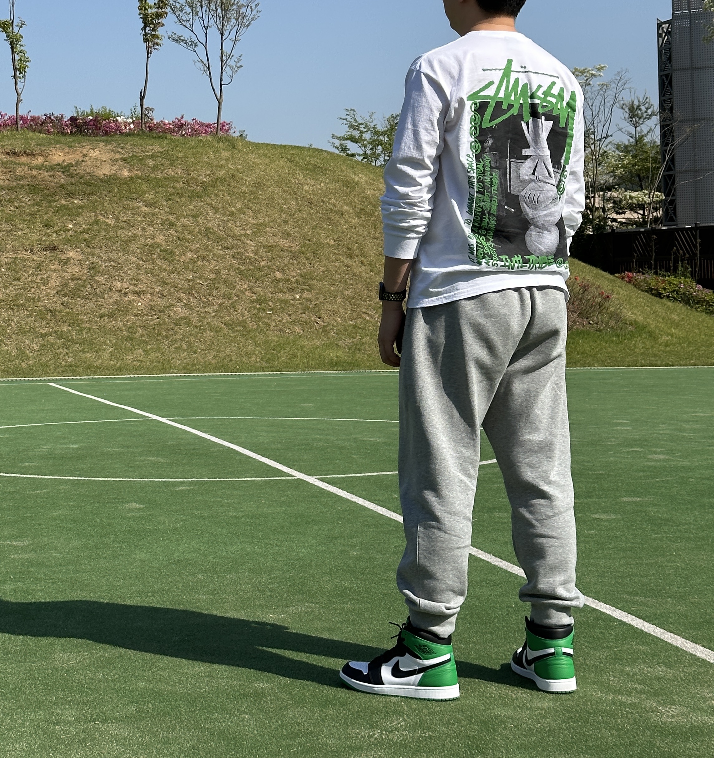 Stussy Landin LS T-Shirt White, Jordan 1 Retro High OG Black and Lucky Green 착용 스타일