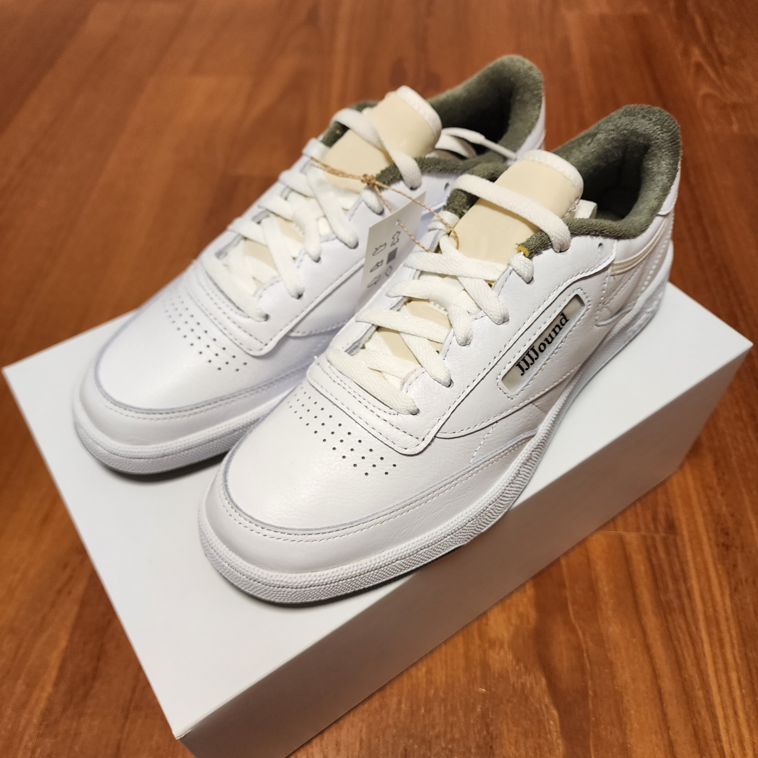 Reebok x JJJJound Club C White Olive 착용 스타일 - 2