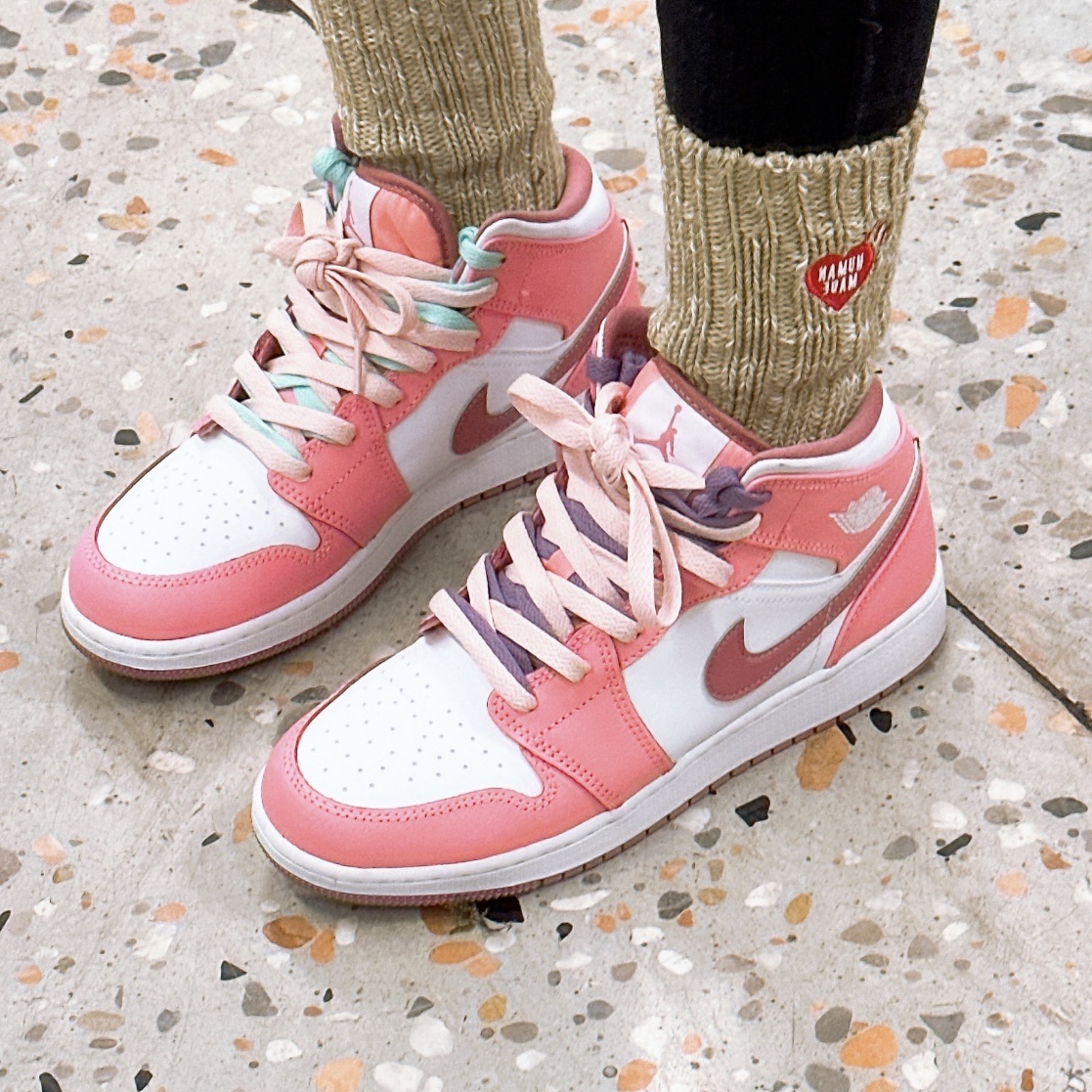 (GS) Jordan 1 Mid Coral Chalk Desert Berry, Thisisneverthat x Grateful Dead Lightning Trucker Jacket Washed Blue 착용 스타일 - 1