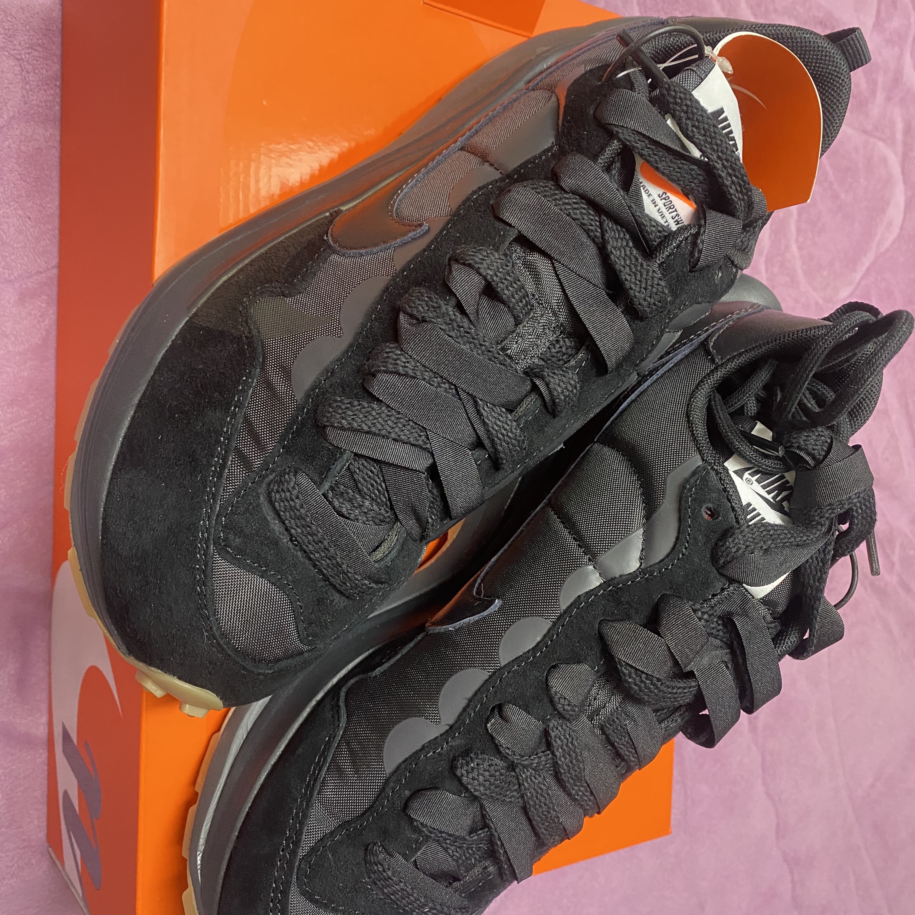 Nike x Sacai VaporWaffle Black and Gum 착용 스타일 - 2