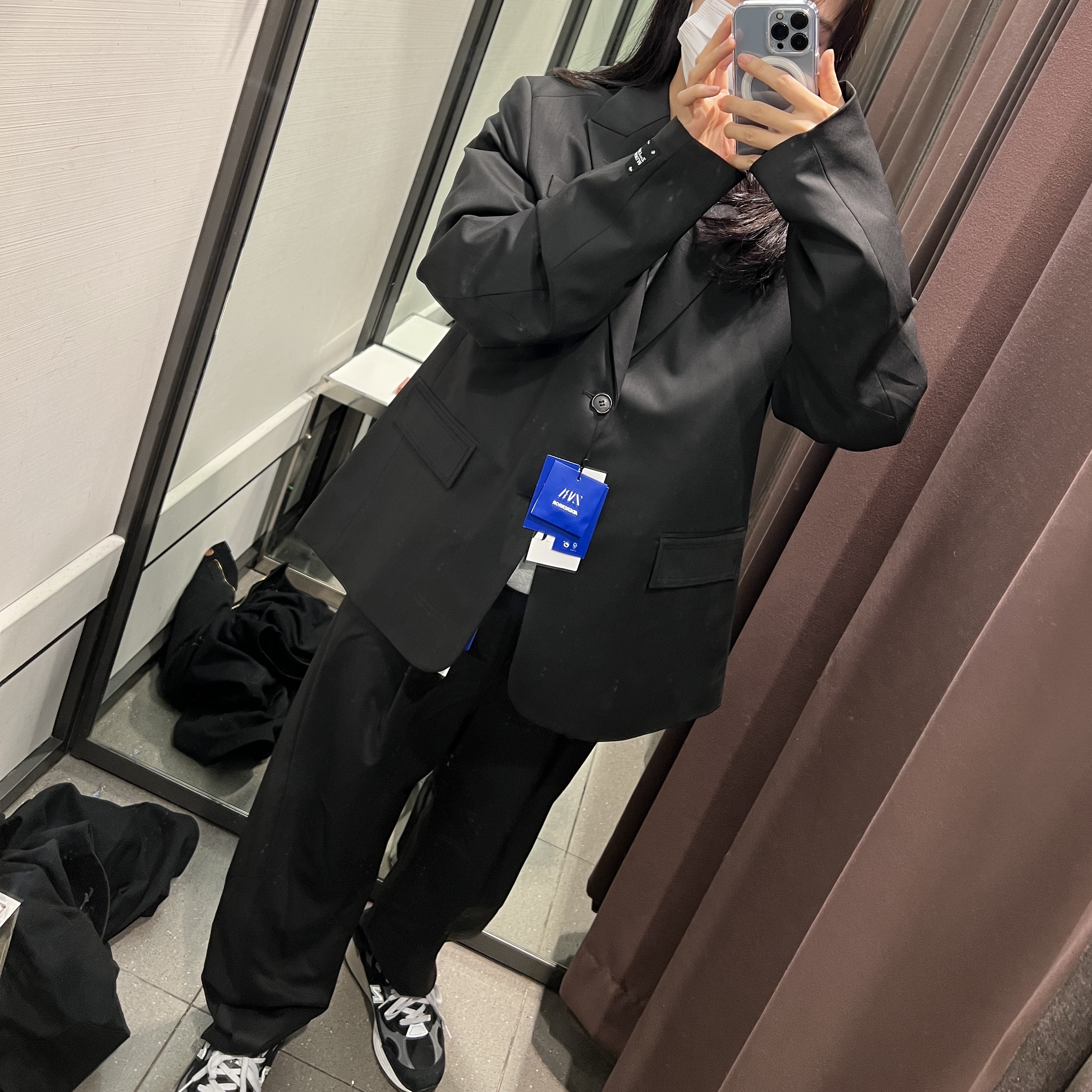 자라 x 아더에러 오버사이즈 블레이저 블랙, 자라 x 아더에러 테이퍼드 트라우저 블랙 착용 스타일 - 1