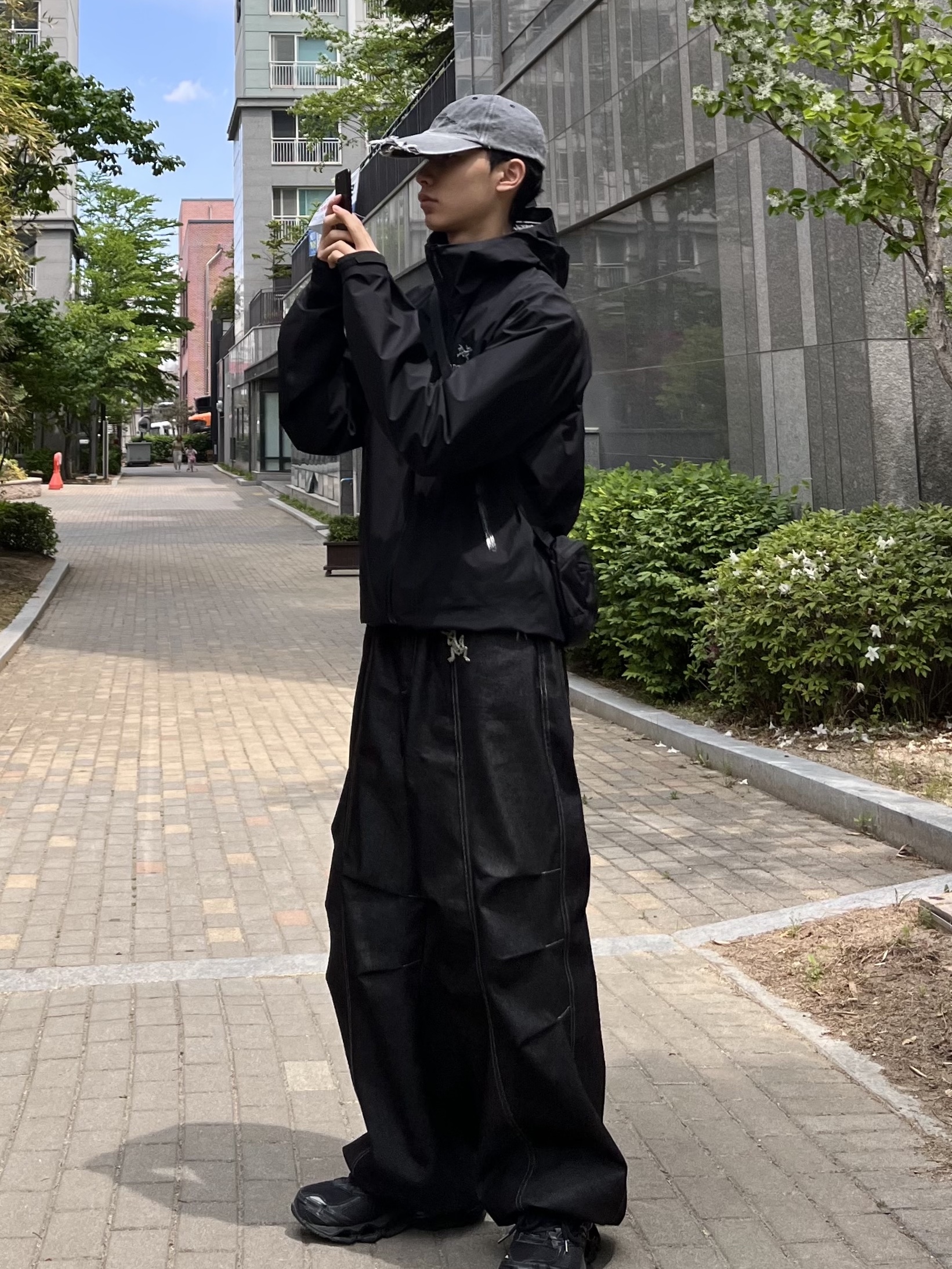 Arc'teryx Beta Jacket Black, Arc'teryx Keyring Metal 착용 스타일