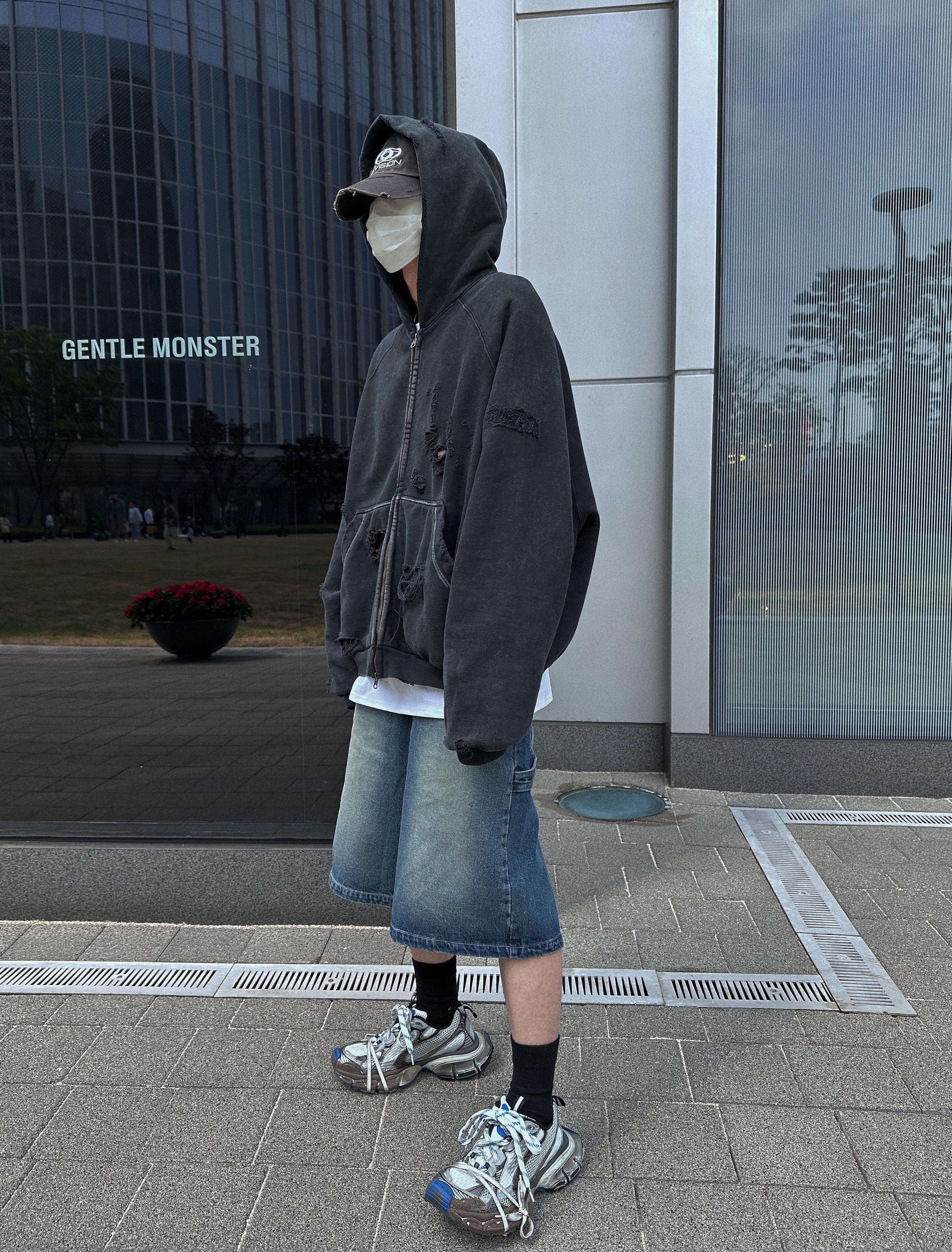 Nonnod x Shinsegae Distressed Zip-Up Hoodie Washed Black, Balenciaga 3XL Sneakers Worn Out Grey White Blue 착용 스타일 - 1