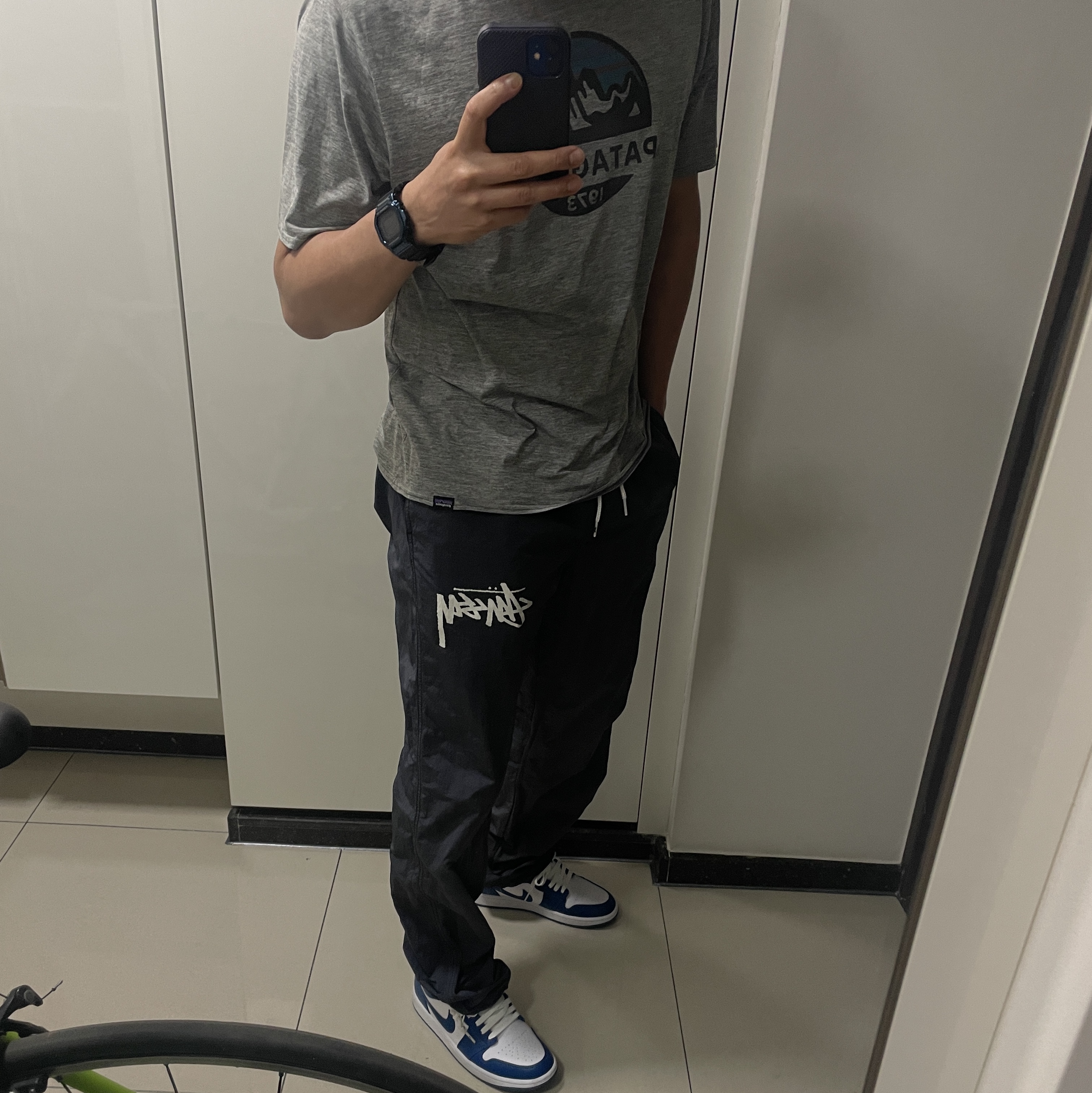 Nike x Stussy Beach Pants Off Noir, (W) Jordan 1 Low White Dark Marina Blue 착용 스타일